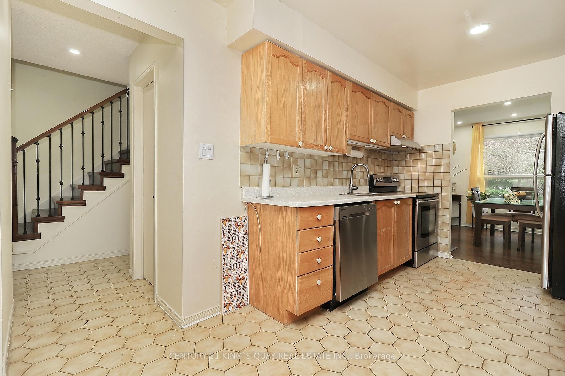 4 Bedrooms Condo at 25 Whitecap, Toronto For sale