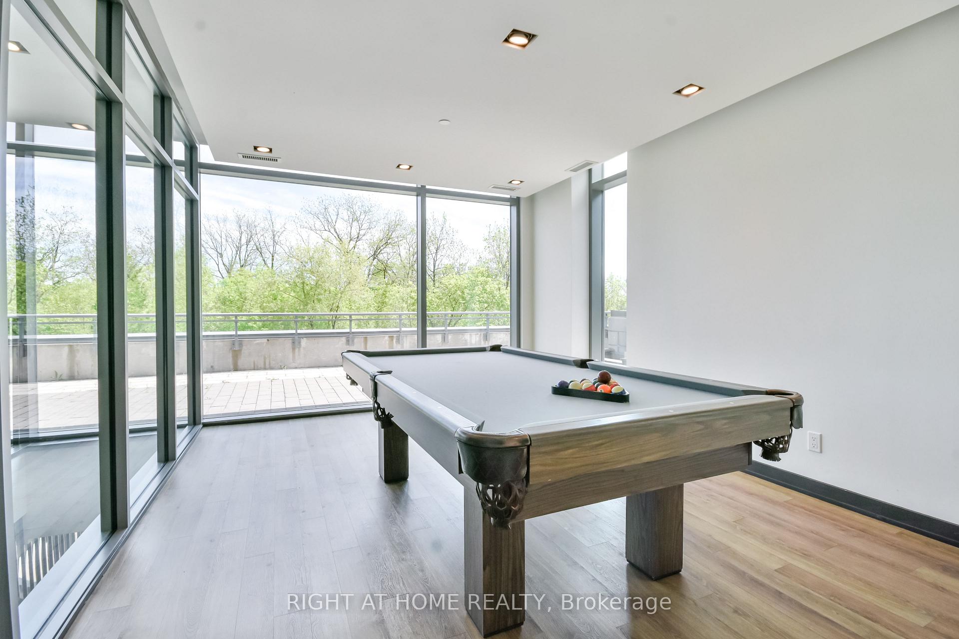 3 Bedrooms Condo at 5230 Dundas, Burlington For sale