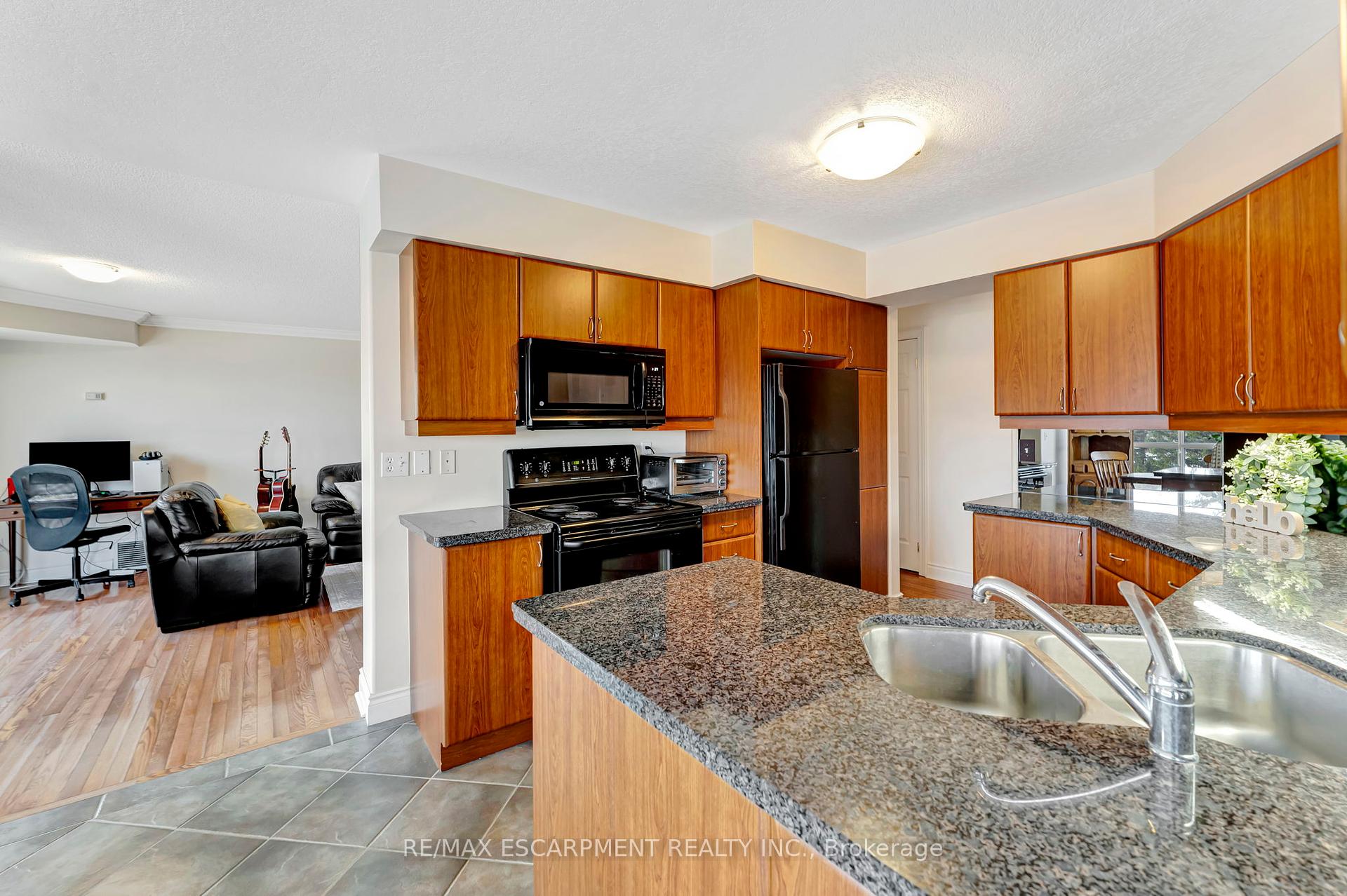 2 Bedrooms Condo at 1770 Main,  Hamilton For sale