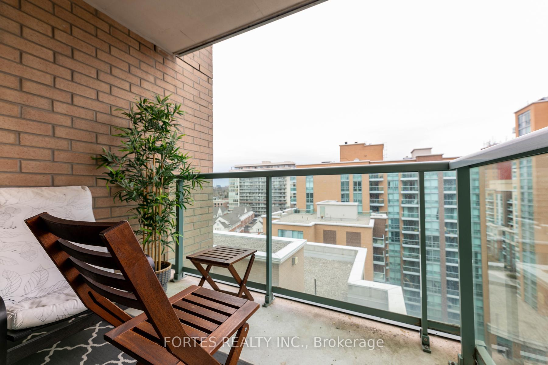 2 Bedrooms Condo at 9 Michael Power,  Toronto For sale