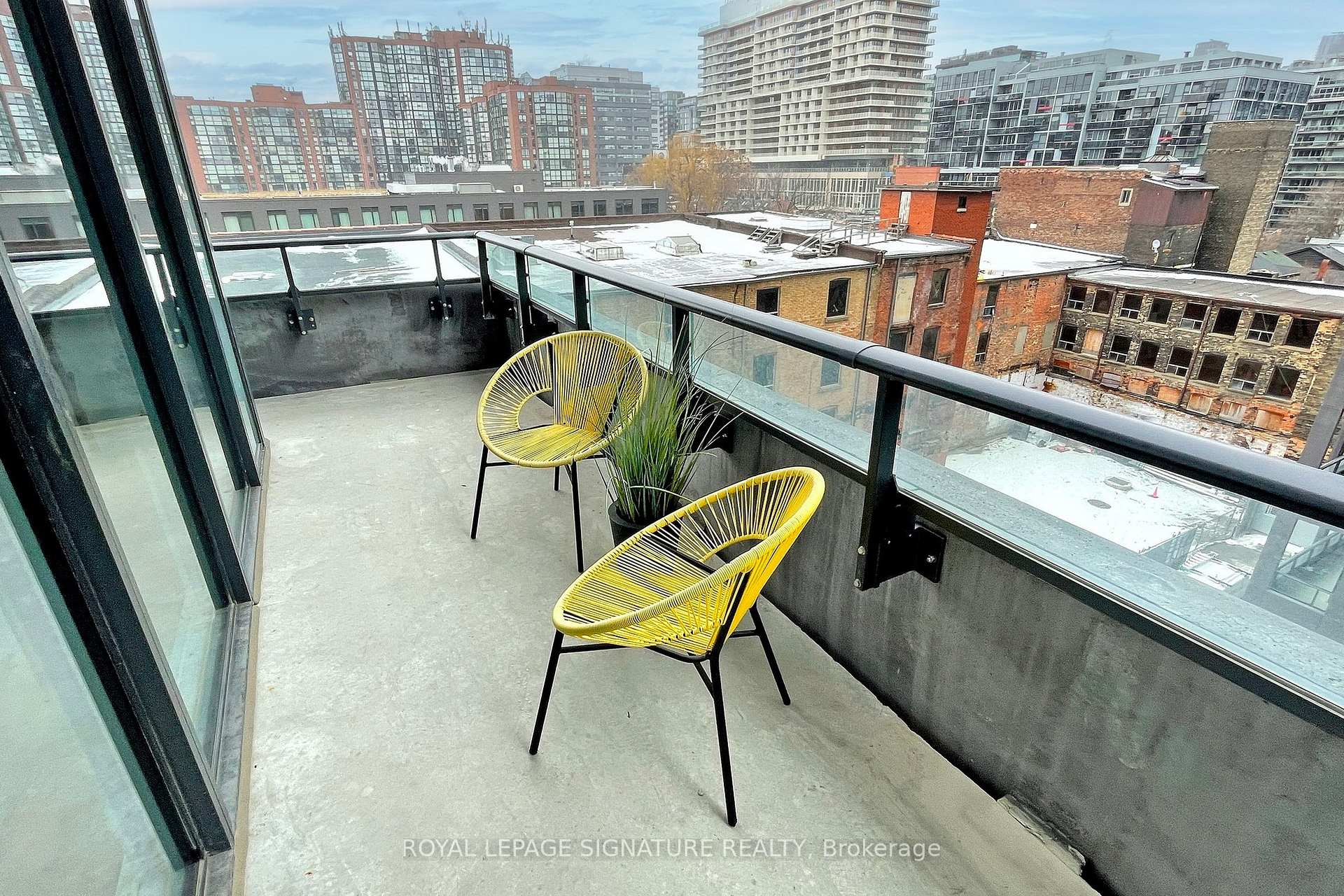2 Bedrooms Condo at 9 Tecumseth, Toronto For sale