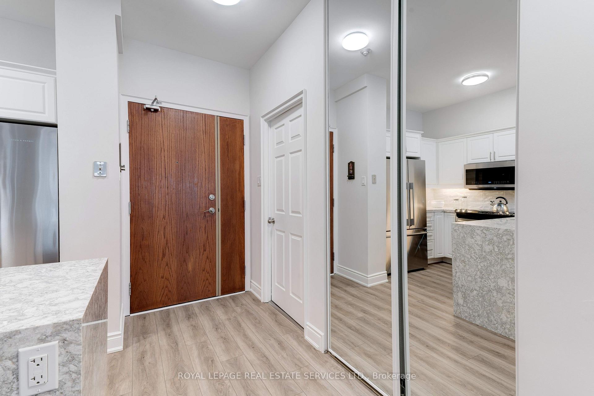 2 Bedrooms Condo at 2511 Lakeshore,  Oakville For sale
