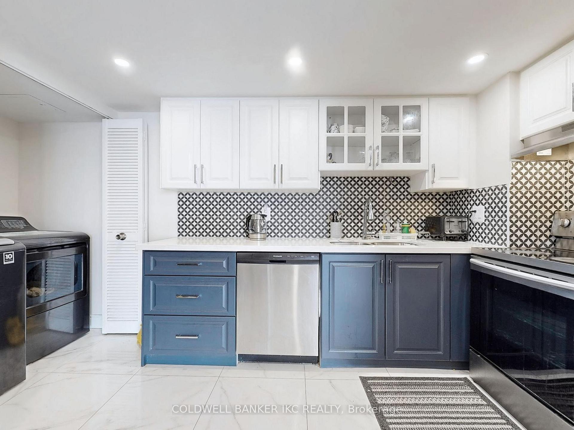 3 Bedrooms Condo at 4235 Sherwoodtowne, Mississauga For sale