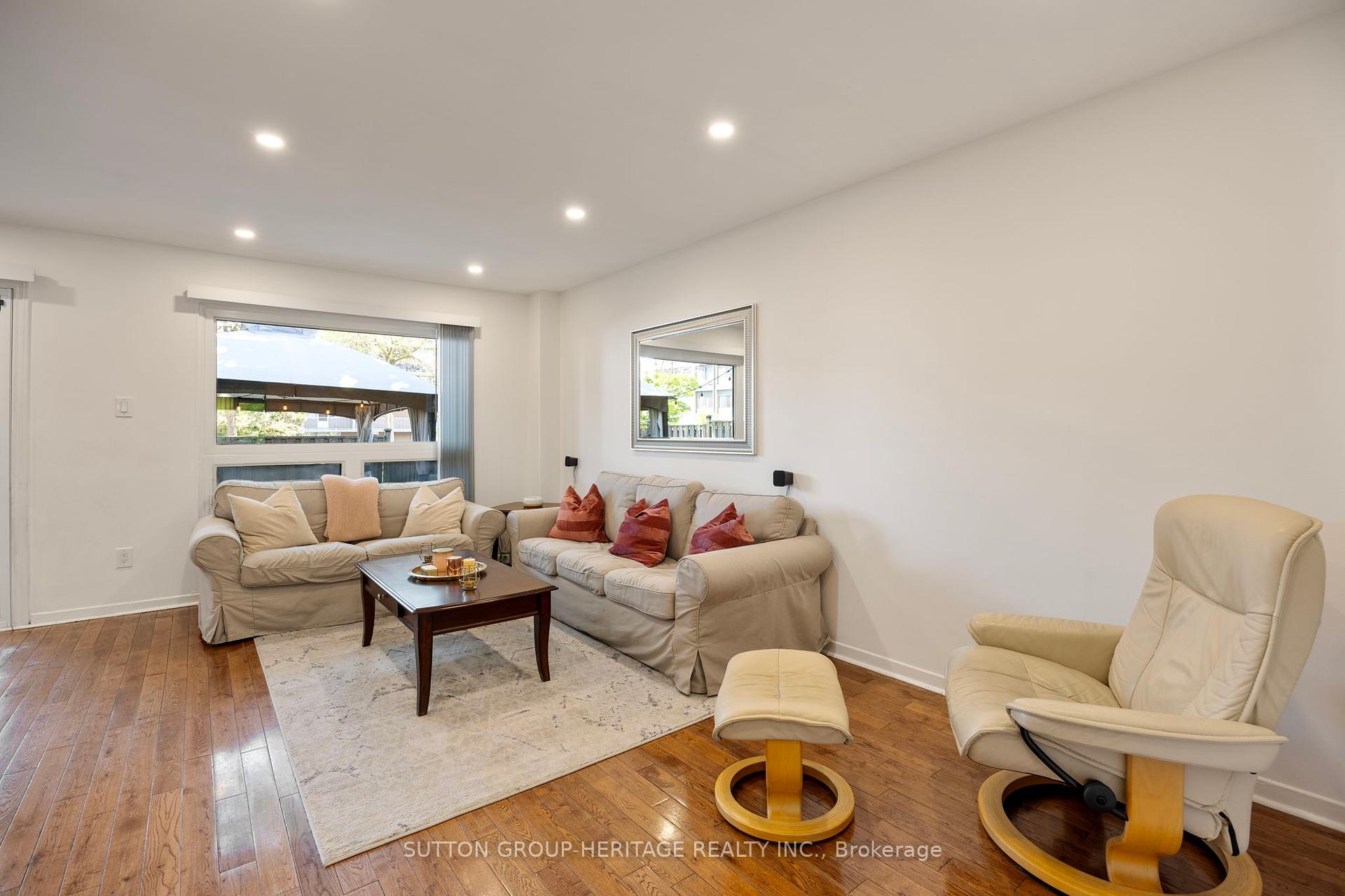 4 Bedrooms Condo at 40 Dundalk, Toronto For sale