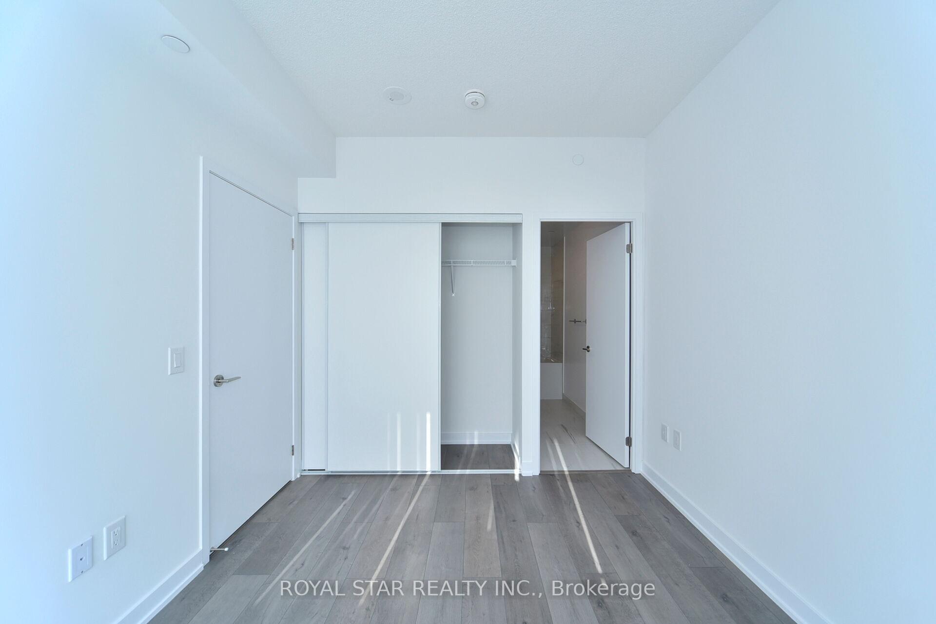 2 Bedrooms Condo at 10 Honeycrisp, Vaughan For sale