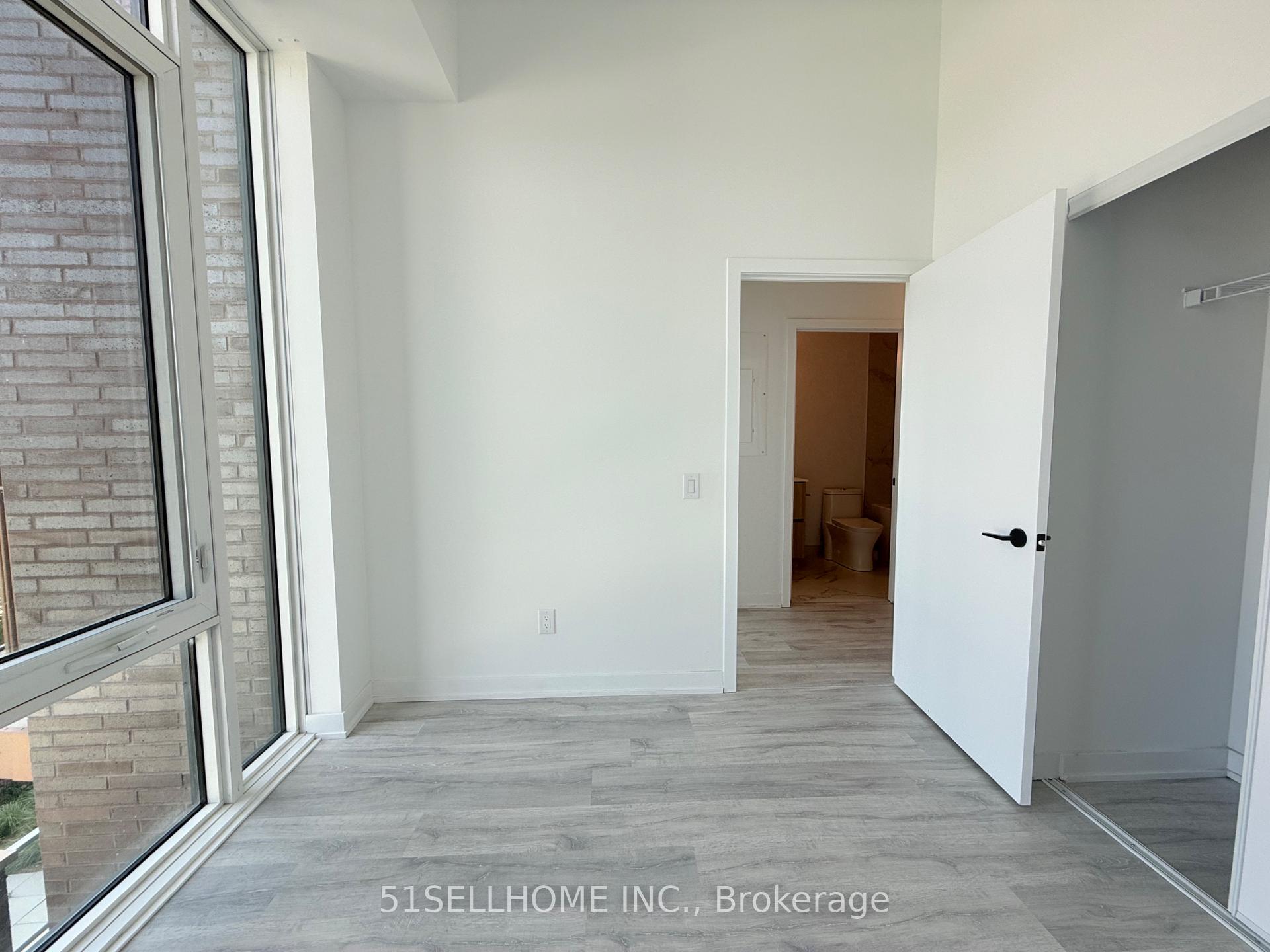 4 Bedrooms Condo at 220 Missinnihe, Mississauga For sale