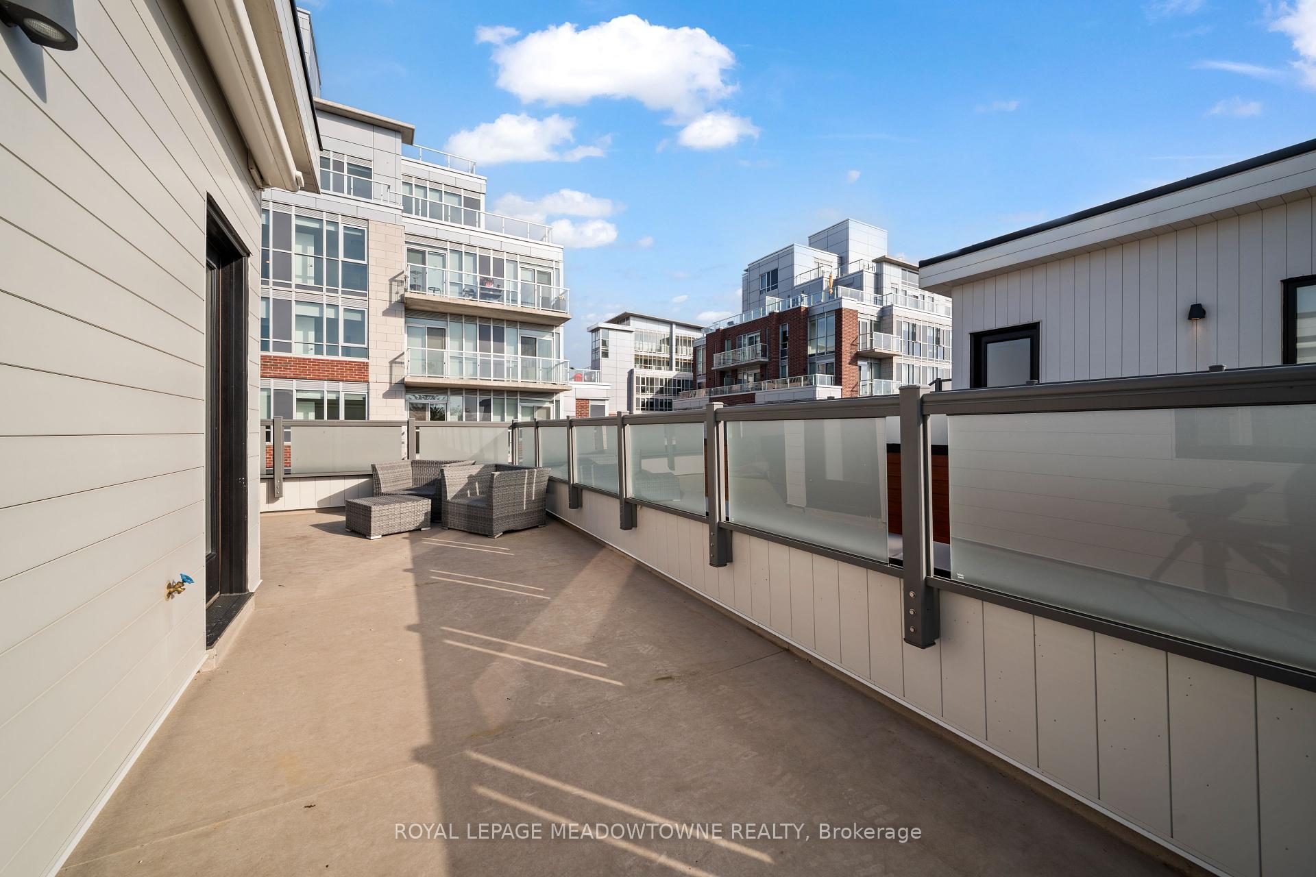 4 Bedrooms Condo at 121 High, Mississauga For sale
