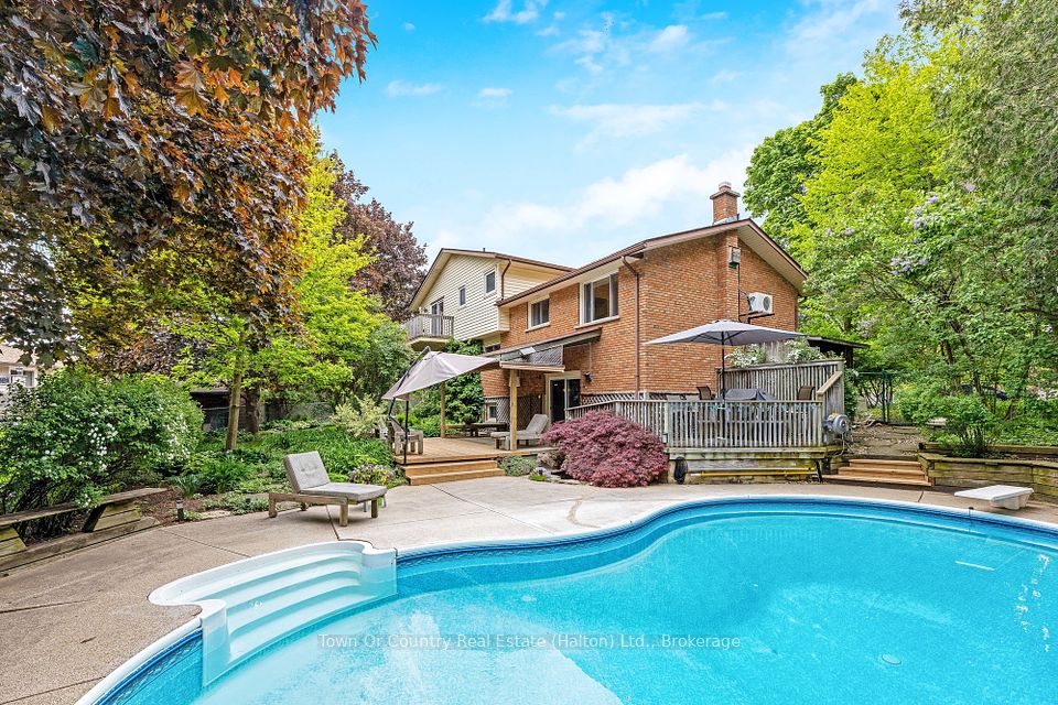 370 Roselawn