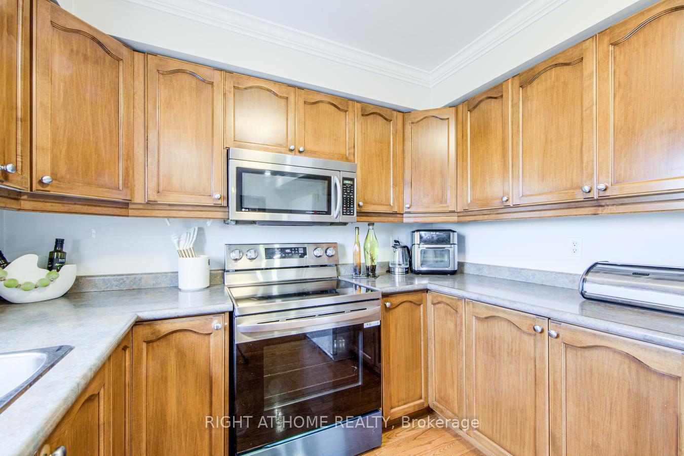 3 Bedrooms Condo at 7 Southside, Hamilton For sale
