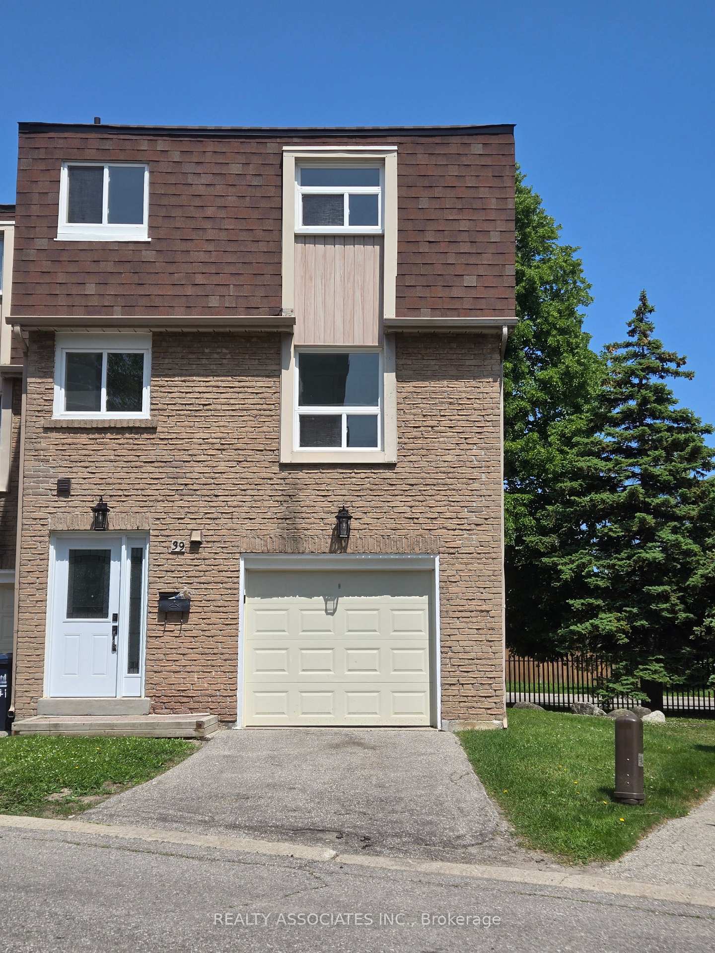 3 Bedrooms Condo at 2 Stonehill, Toronto For sale