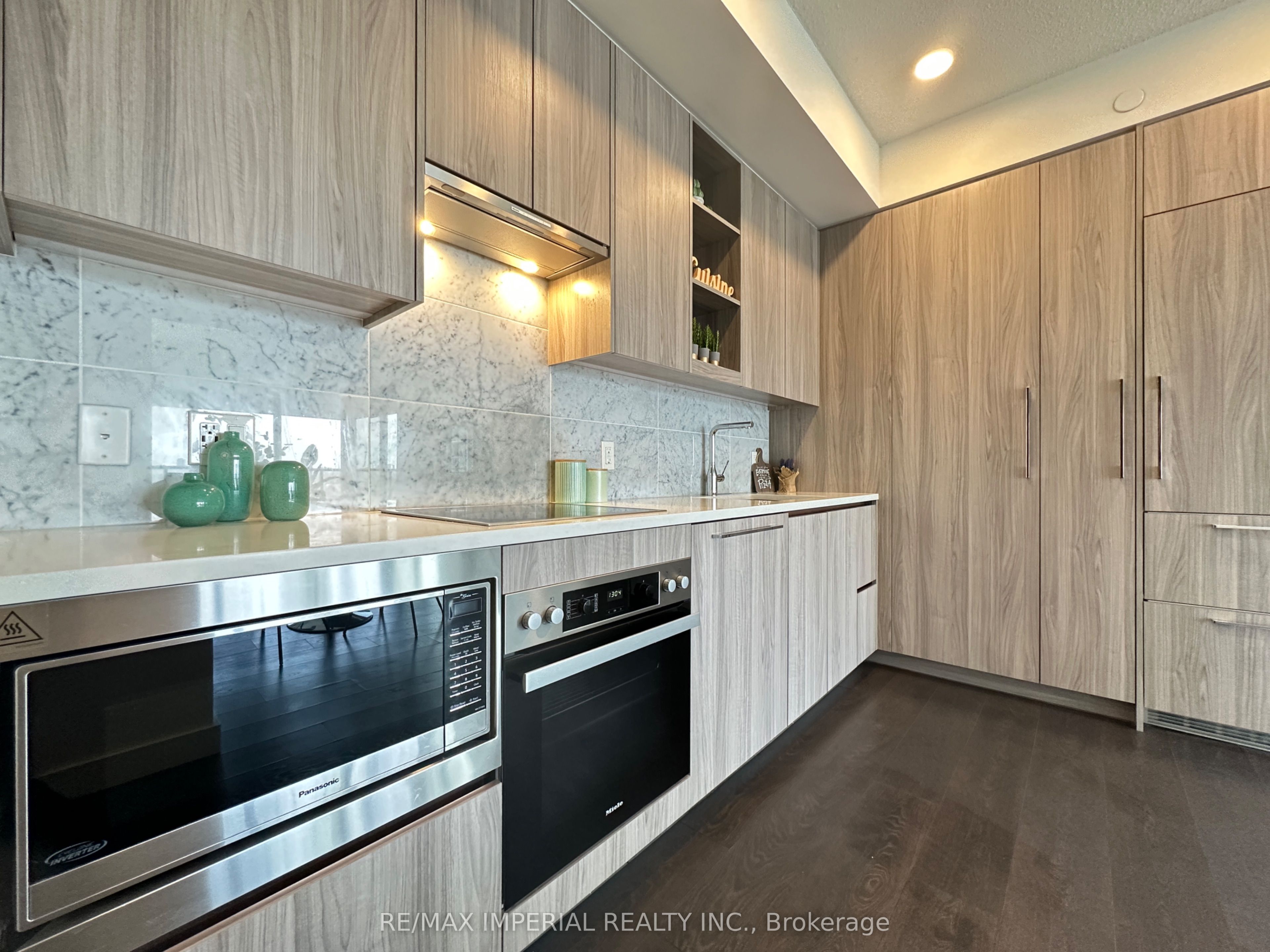 85 McMahon Drive, #1806