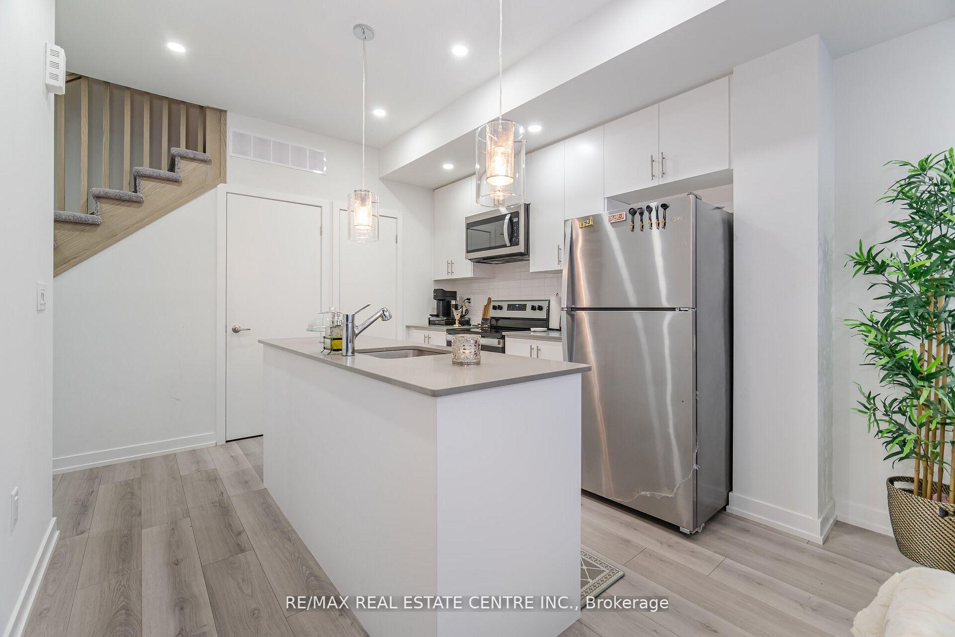 2 Bedrooms Condo at 3562 Colonial,  Mississauga For sale