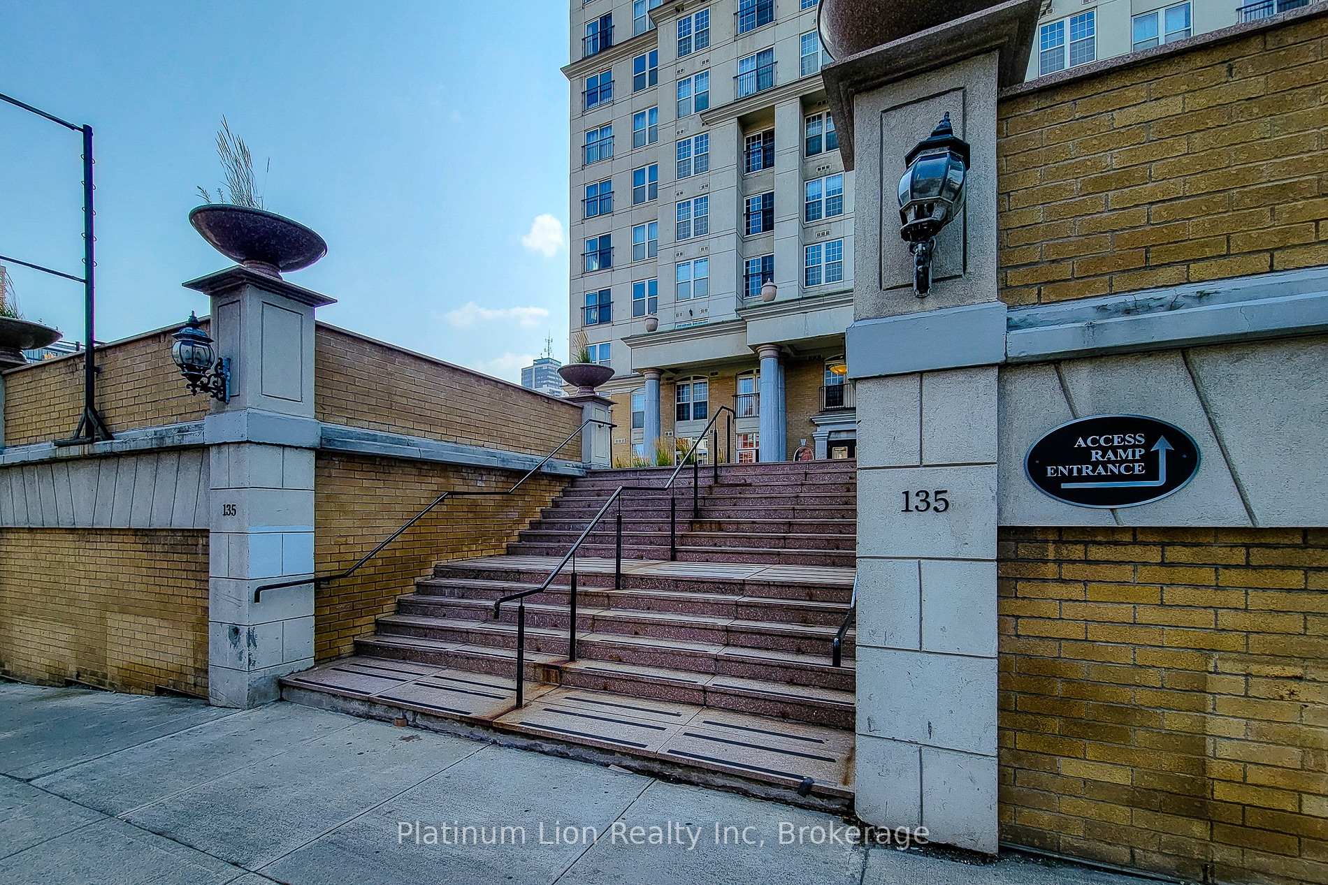 2 Bedrooms Condo at 135 James,  Hamilton For sale