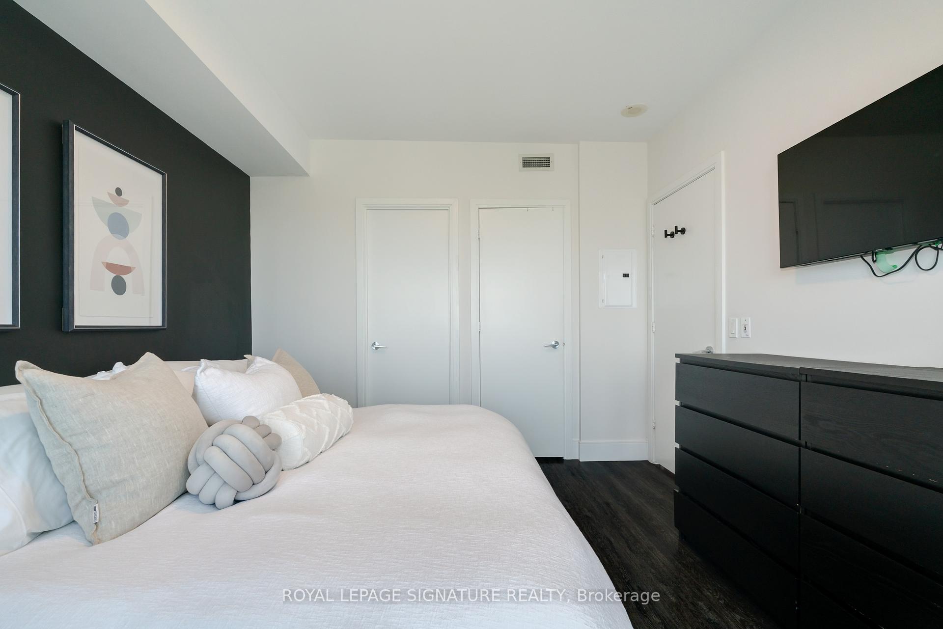 3 Bedrooms Condo at 181 Wynford, Toronto For sale