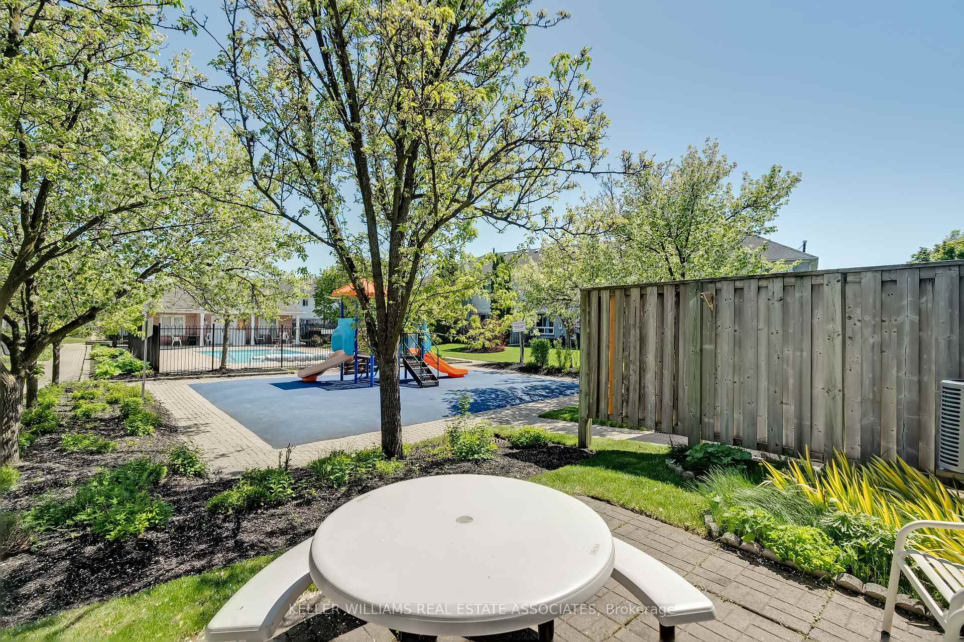 4 Bedrooms Condo at 5305 Glen Erin, Mississauga For sale