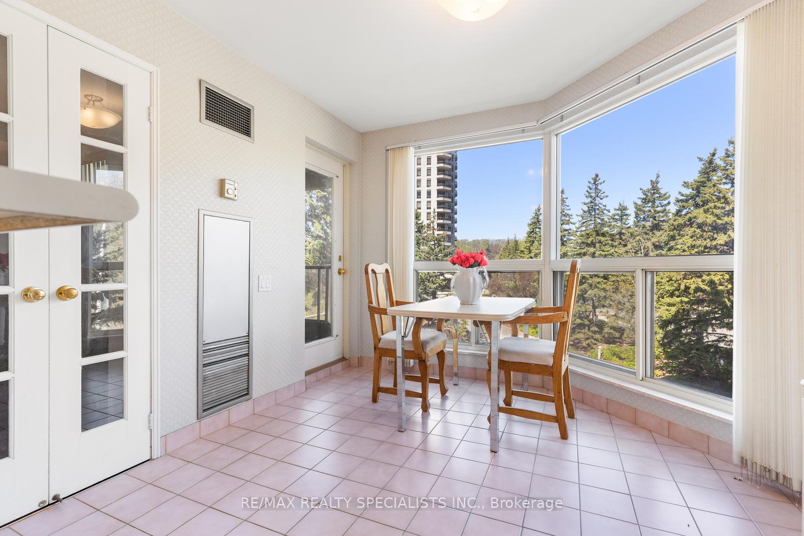 2 Bedrooms Condo at 1800 The Collegeway, Mississauga For sale