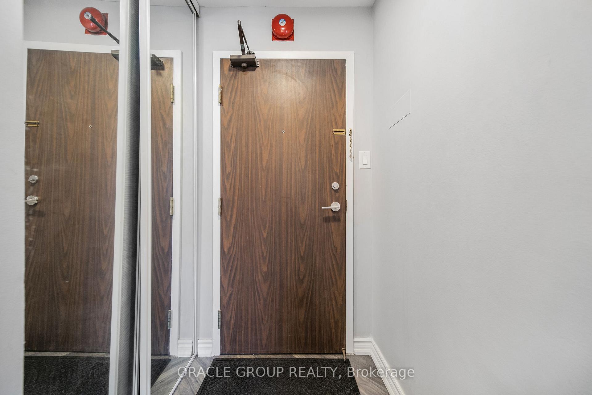 1 Bedroom Condo at 1485 Lakeshore,  Mississauga For sale