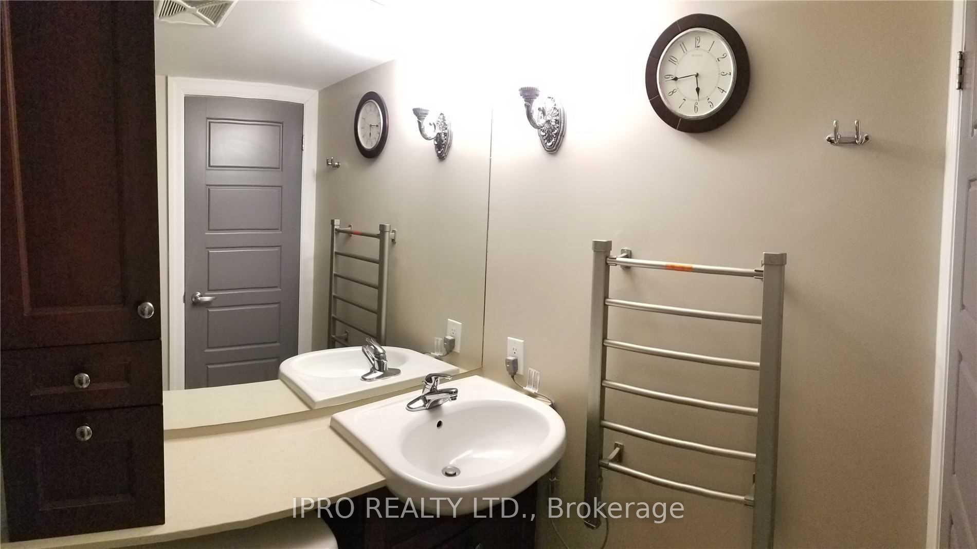 3 Bedrooms Condo at 1040 The Queensway,  Toronto For sale