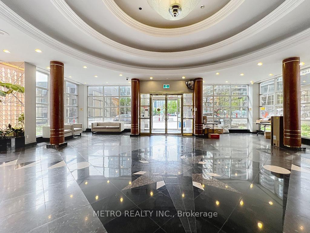 3 Bedrooms Condo at 18 Hollywood, Toronto For sale