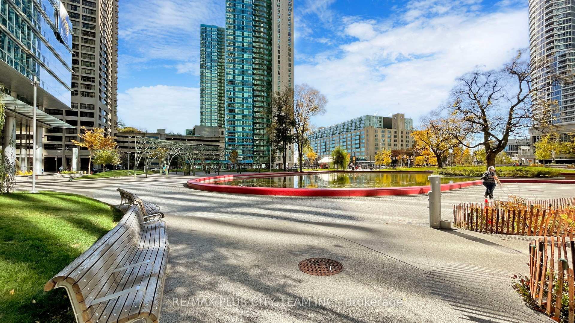 2 Bedrooms Condo at 100 Harbour, Toronto For sale