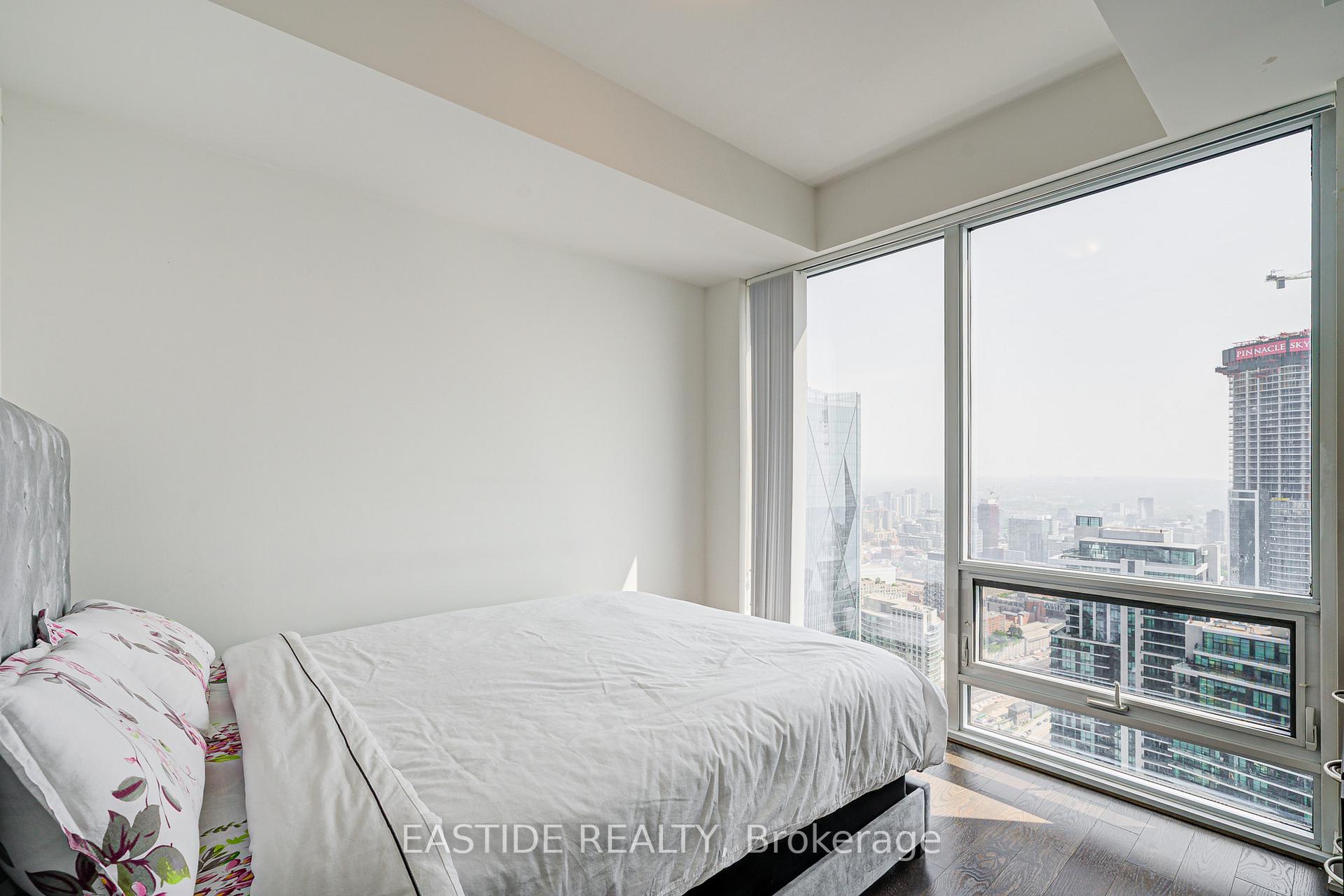 2 Bedrooms Condo at 88 Harbour, Toronto For sale
