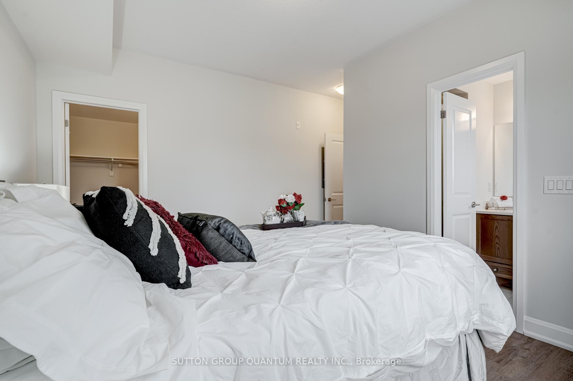 2 Bedrooms Condo at 275 Roxton, Oakville For sale