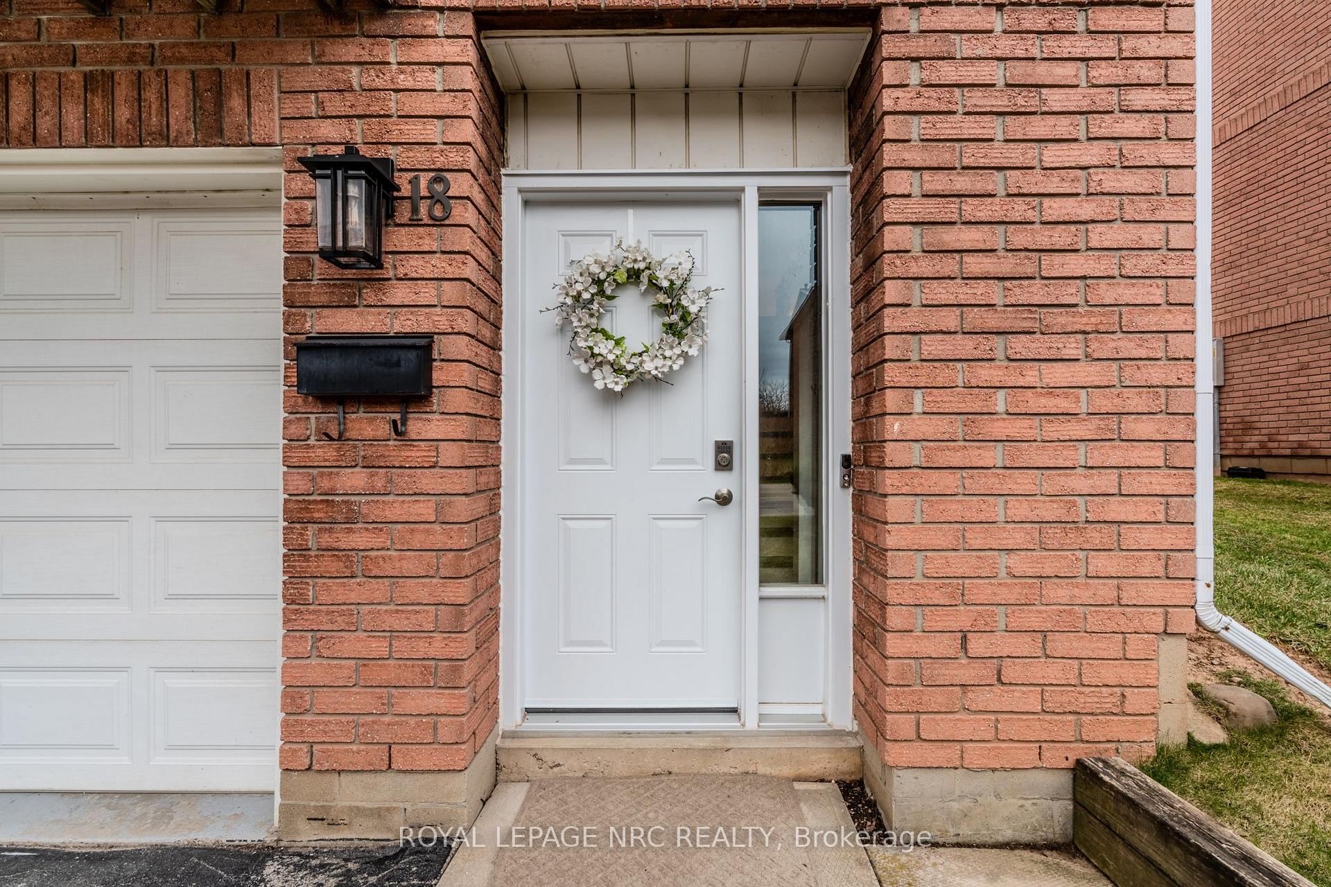 3 Bedrooms Condo at 29 Heritage, Hamilton For sale