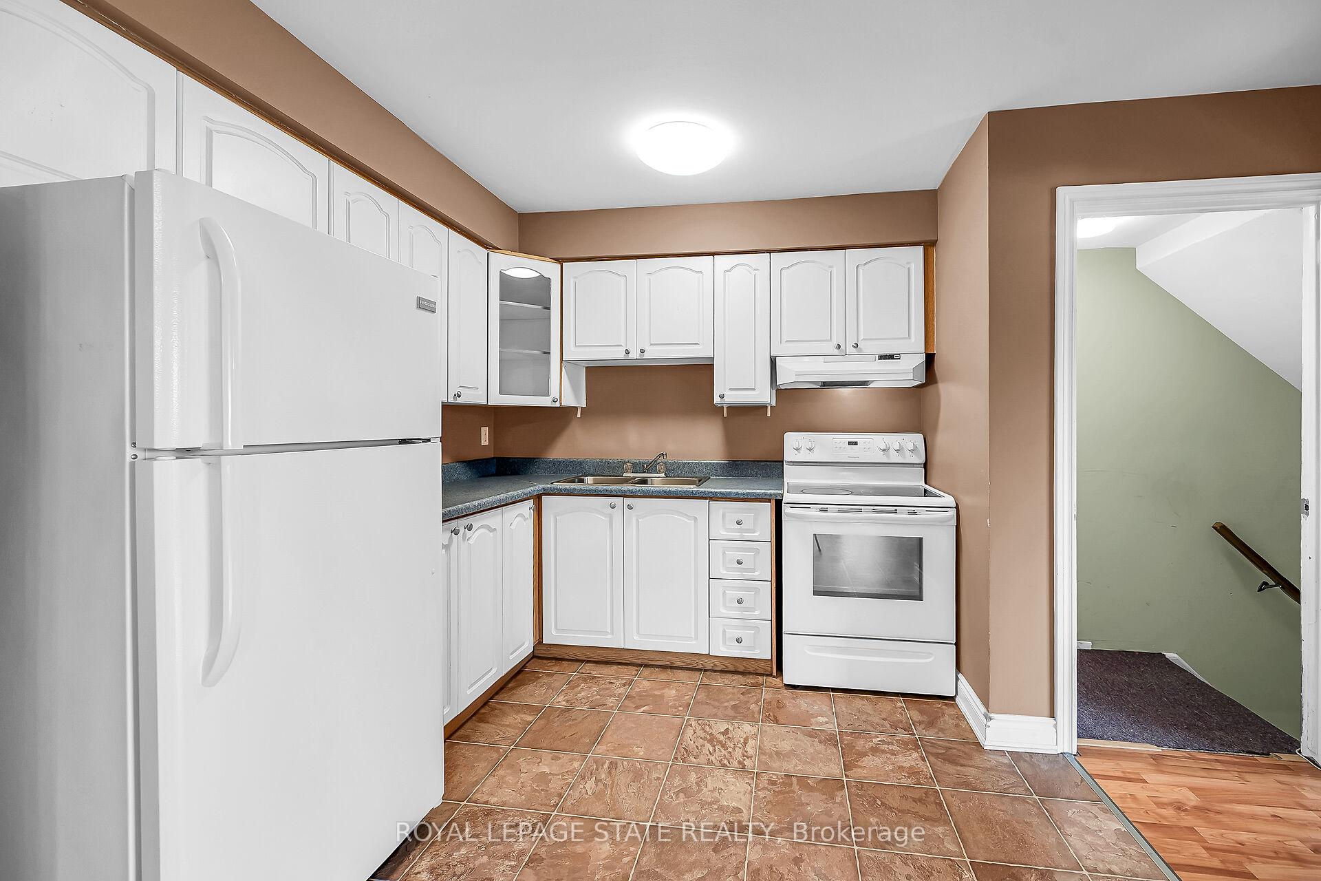 3 Bedrooms Condo at 977 Francis, Burlington For sale