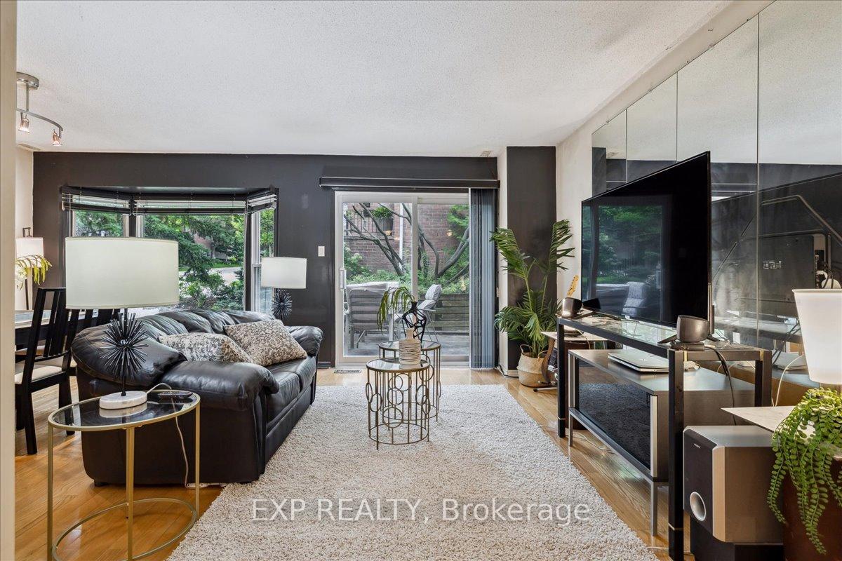3 Bedrooms Condo at 62 Tamarack, Toronto For sale
