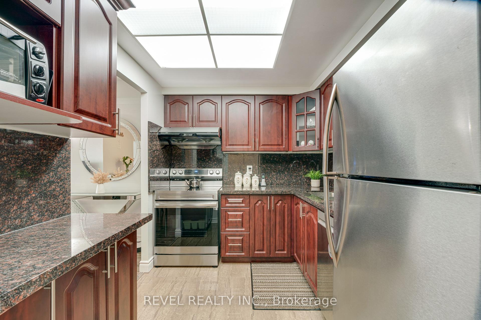 3 Bedrooms Condo at 135 Hillcrest, Mississauga For sale