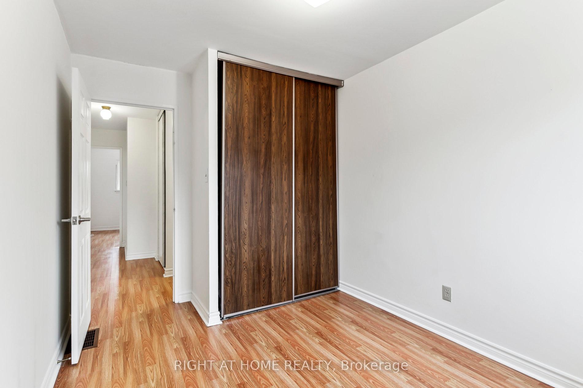 6 Bedrooms Condo at 44 Chester Le, Toronto For sale
