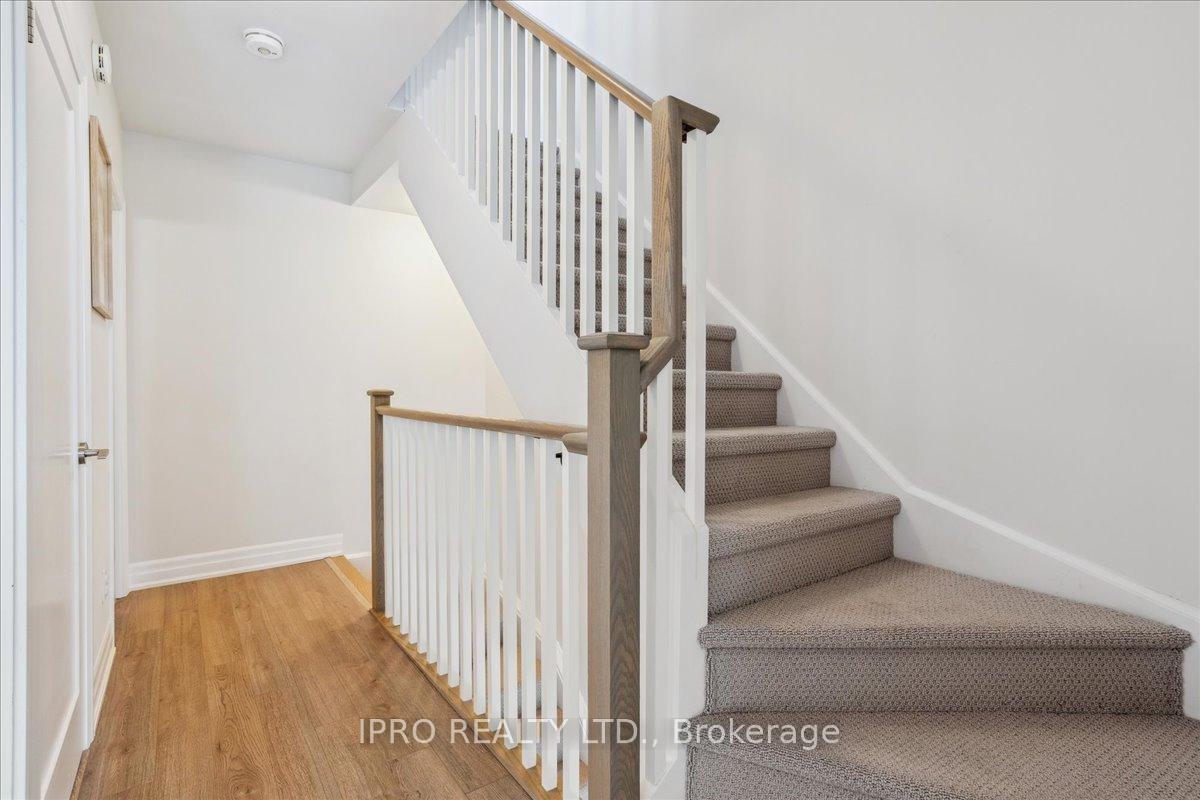 2 Bedrooms Condo at 652 Cricklewood, Mississauga For sale