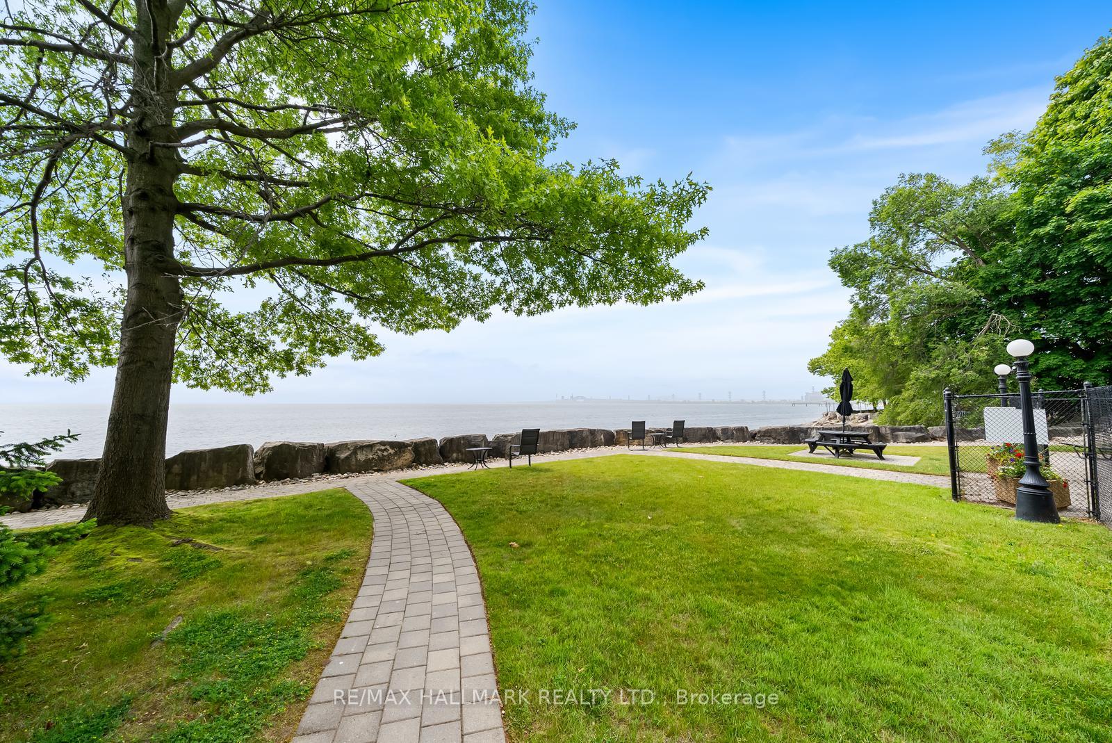 2 Bedrooms Condo at 2210 Lakeshore, Burlington For sale