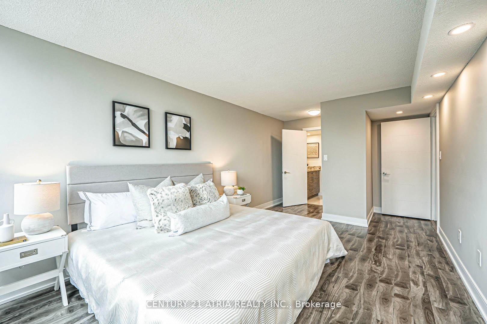 2 Bedrooms Condo at 350 Webb, Mississauga For sale