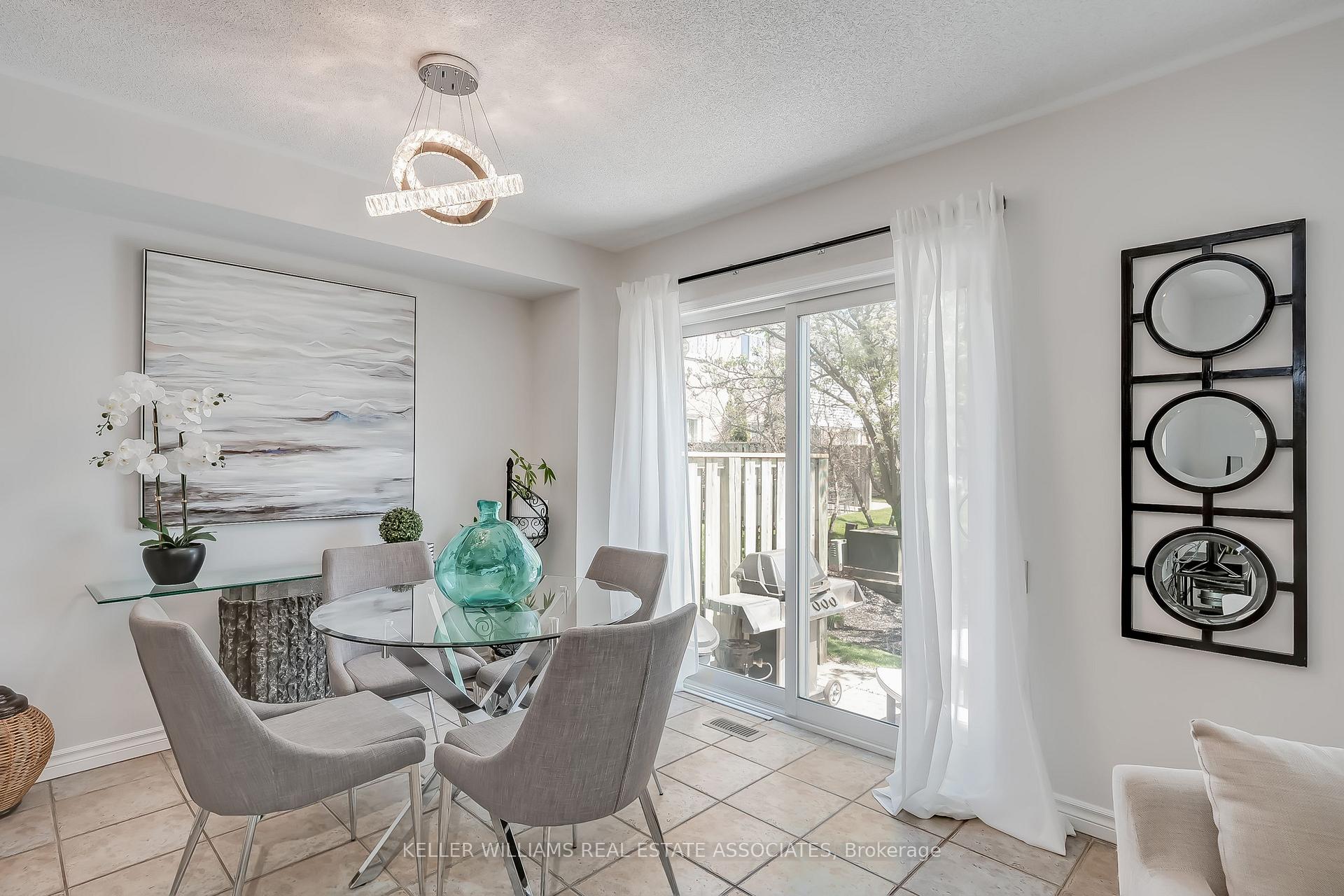 4 Bedrooms Condo at 5305 Glen Erin, Mississauga For sale