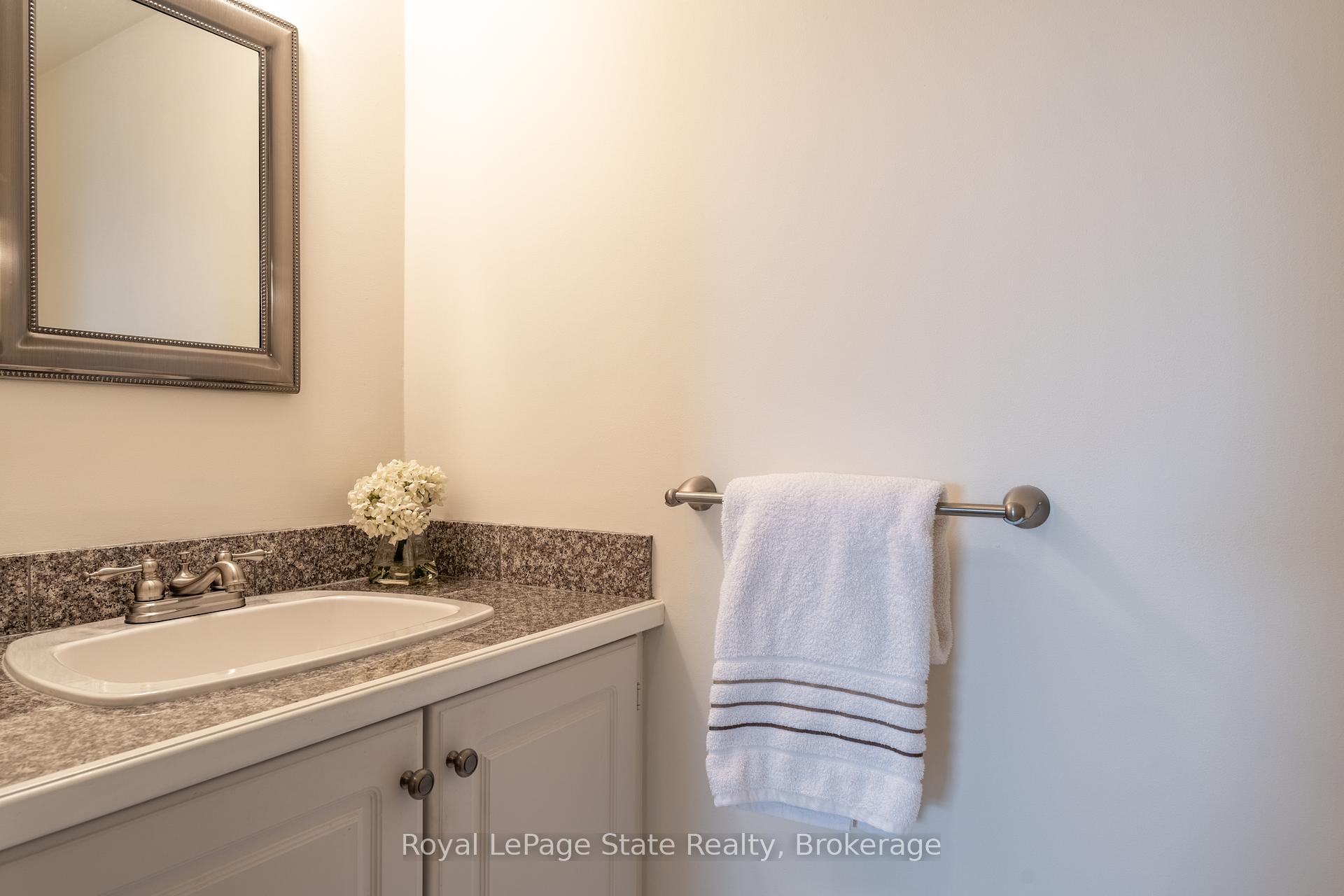 2 Bedrooms Condo at 500 Green,  Hamilton For sale