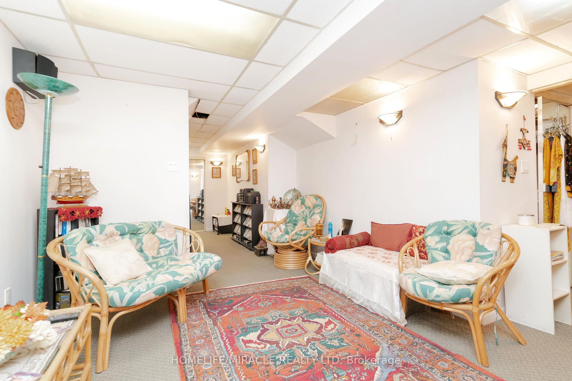 4 Bedrooms Condo at 50 Blackwell, Toronto For sale