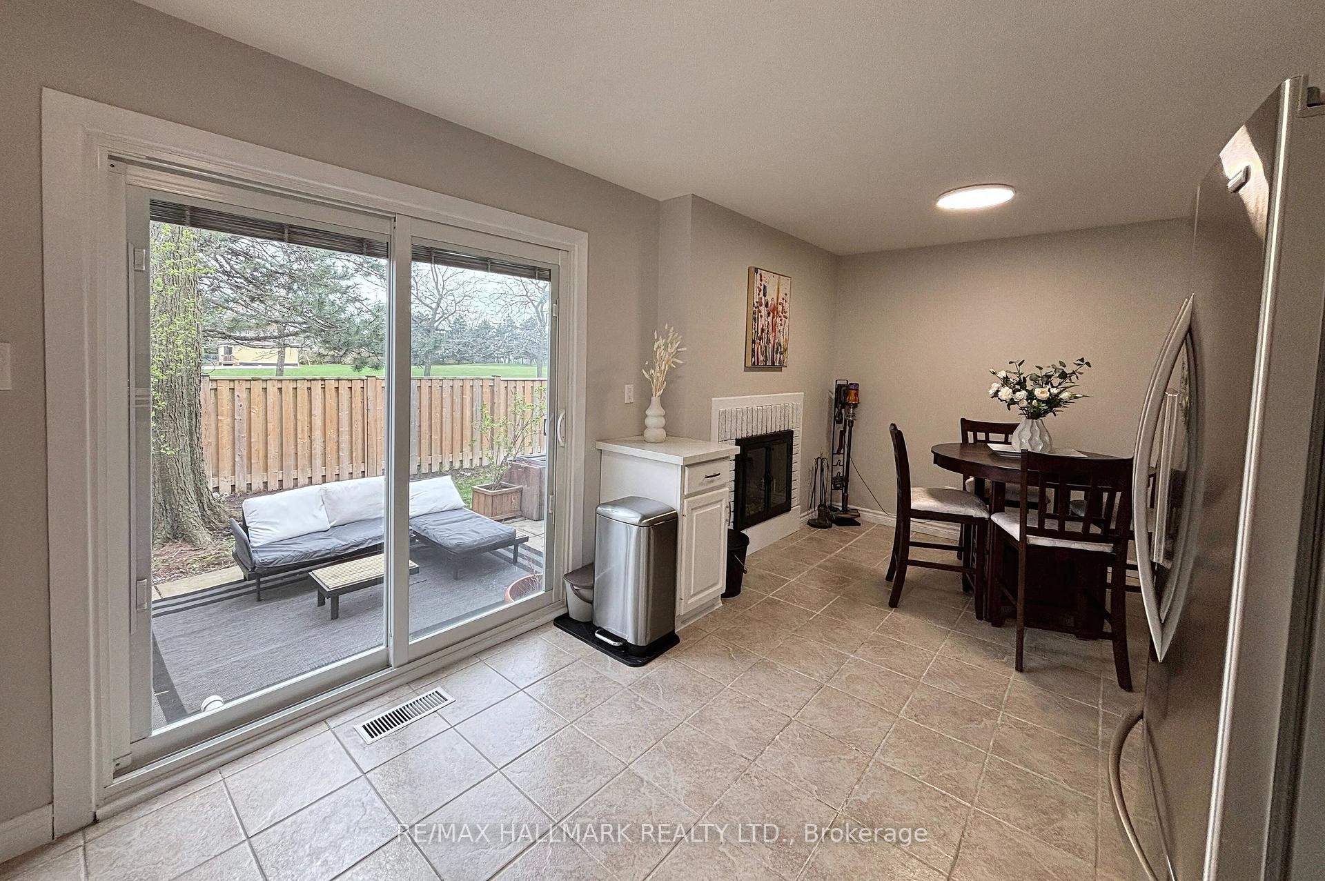 3 Bedrooms Condo at 6679 Shelter Bay, Mississauga For sale