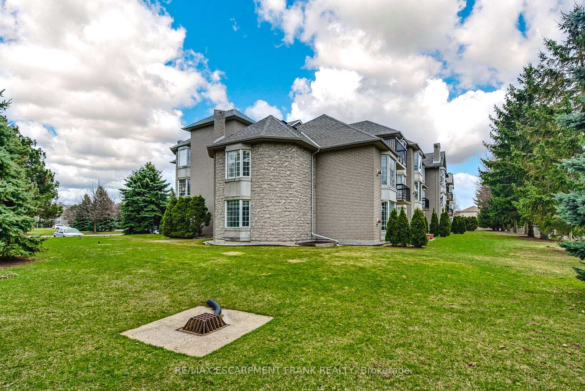 2 Bedrooms Condo at 970 Golf Links,  Hamilton For sale