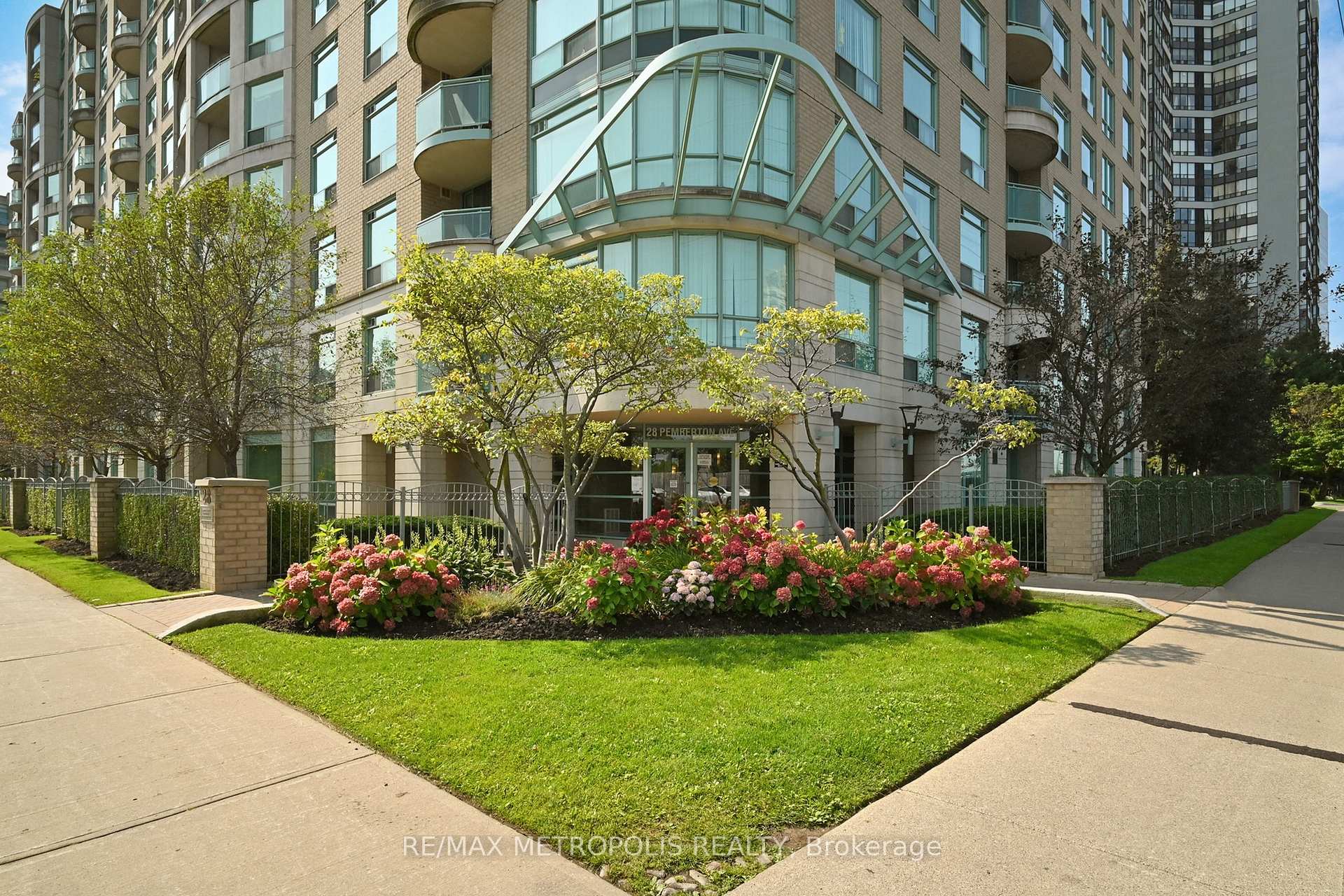1 Bedroom Condo at 28 Pemberton,  Toronto For sale