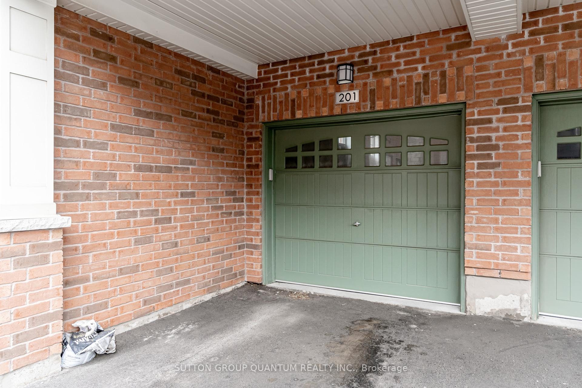 2 Bedrooms Condo at 275 Roxton, Oakville For sale