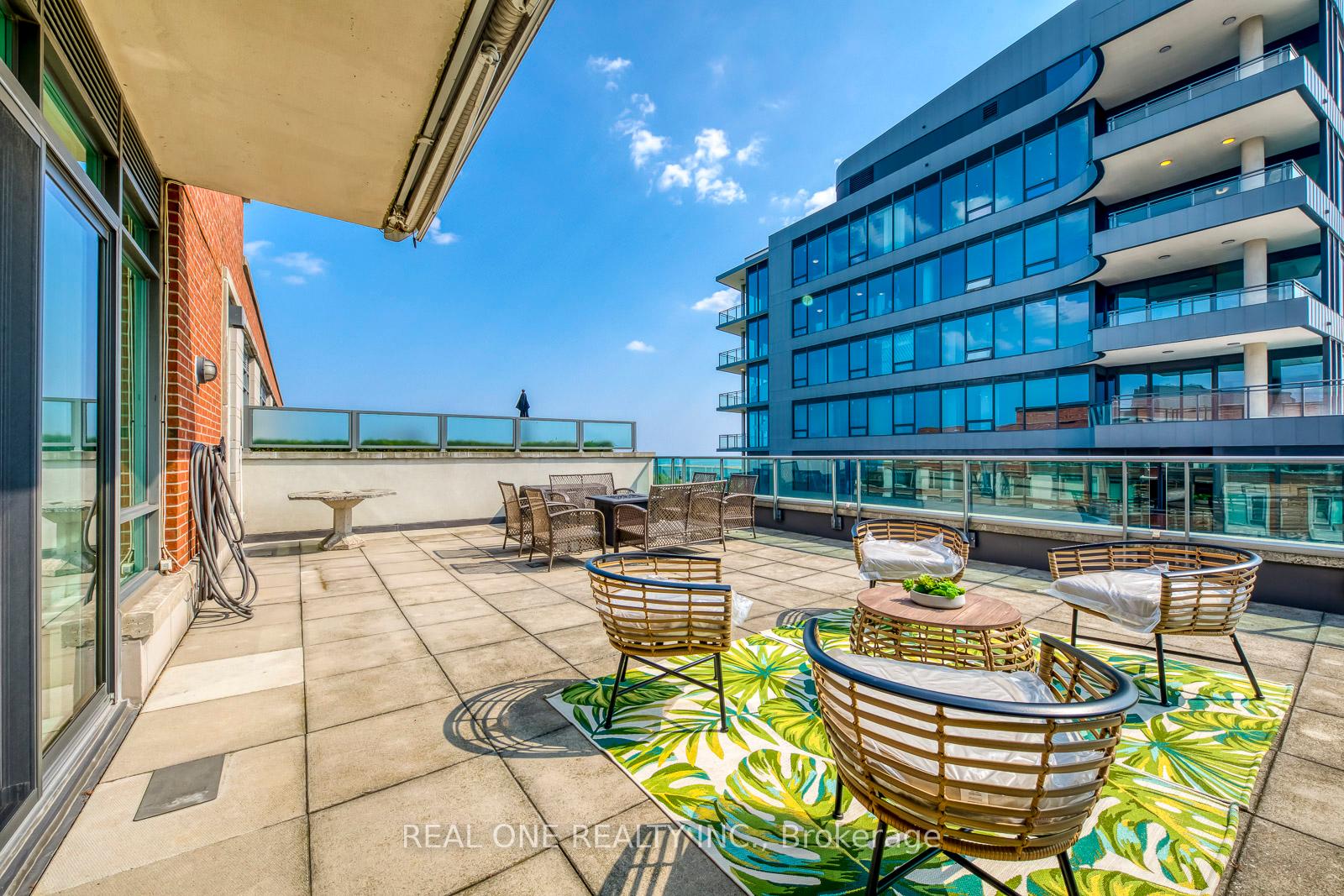 2 Bedrooms Condo at 65 Port,  Mississauga For sale