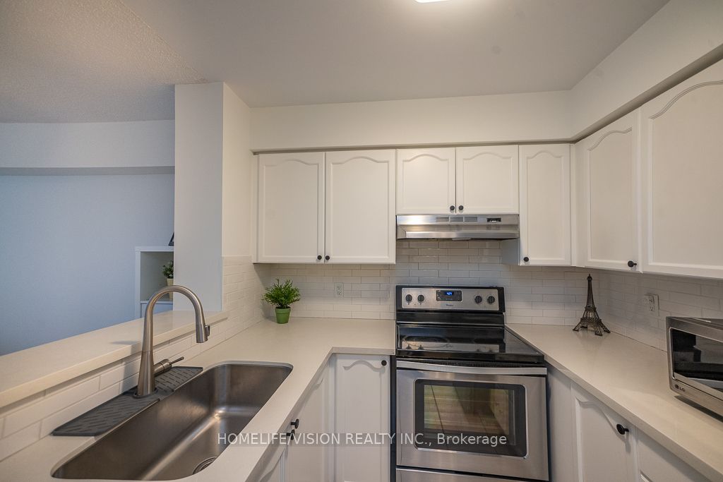 35 Finch Avenue E, #703