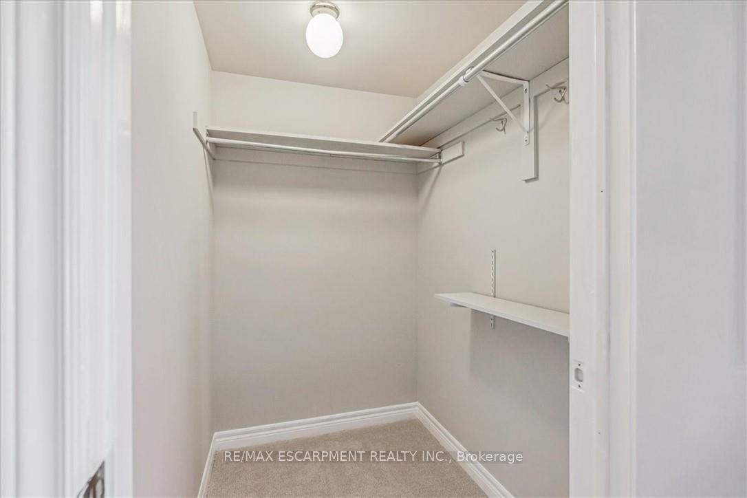 2 Bedrooms Condo at 4140 Foxwood, Burlington For sale