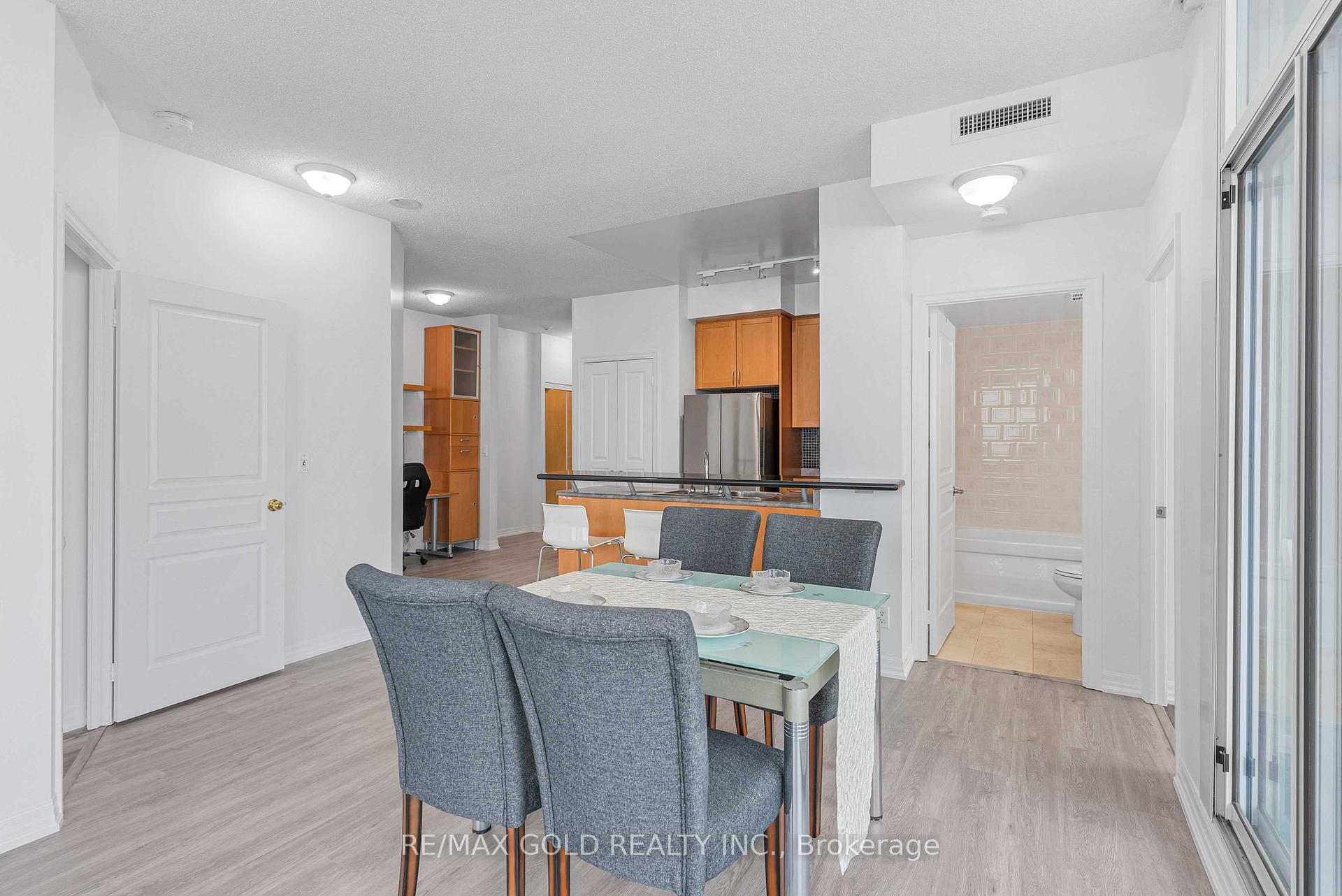 3 Bedrooms Condo at 3939 Duke Of York, Mississauga For sale