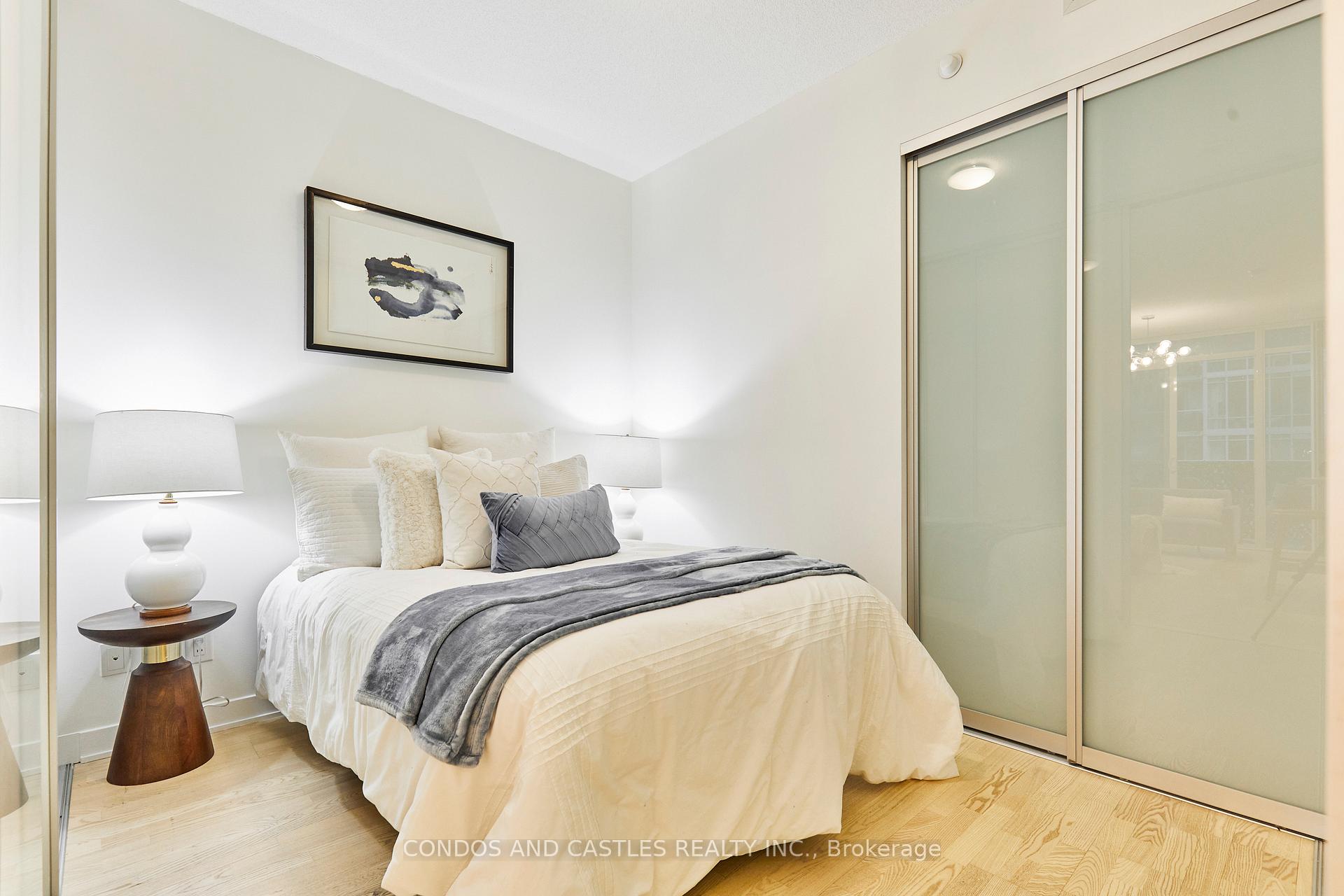 2 Bedrooms Condo at 88 Park Lawn, Toronto For sale