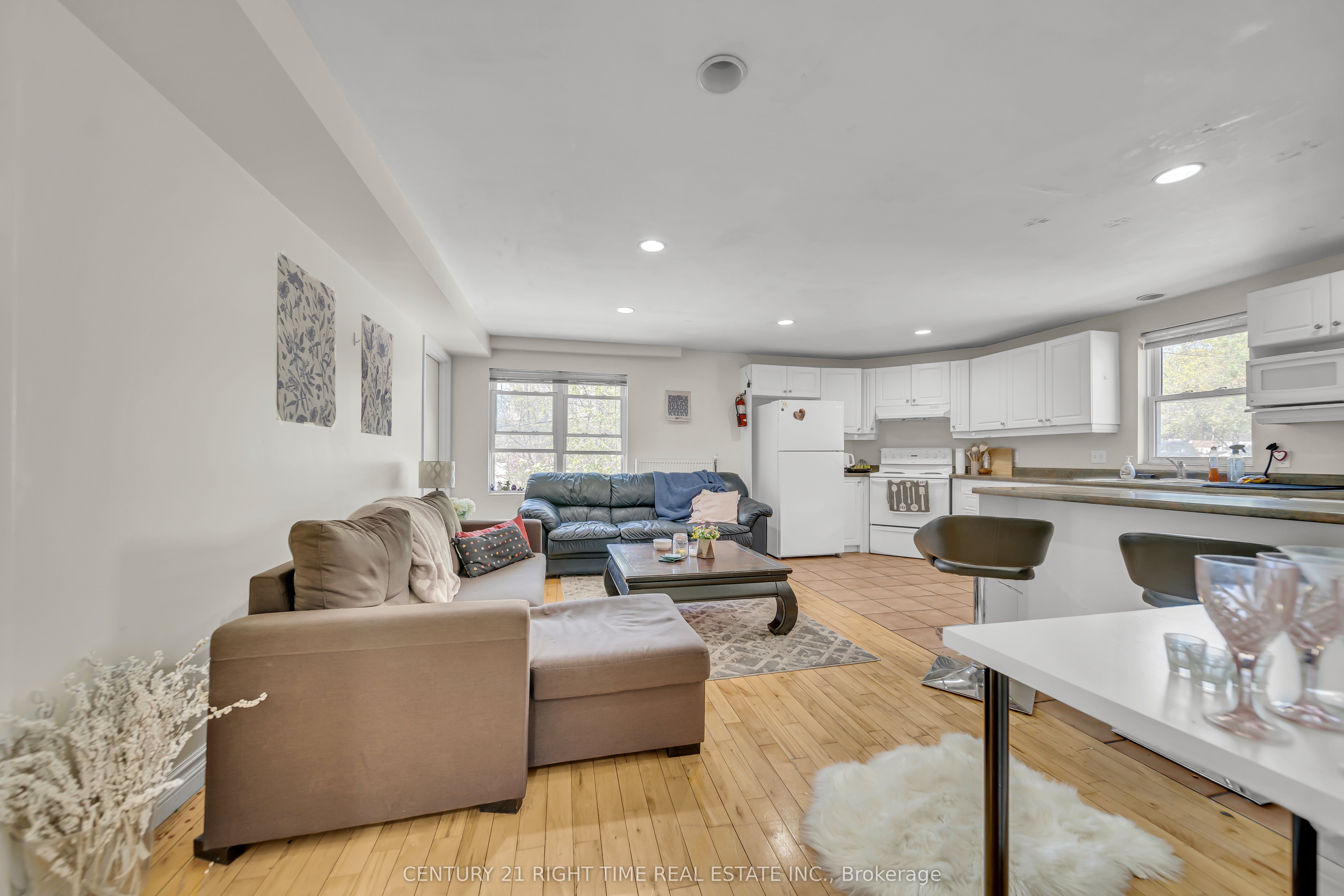 24 Columbia Street W