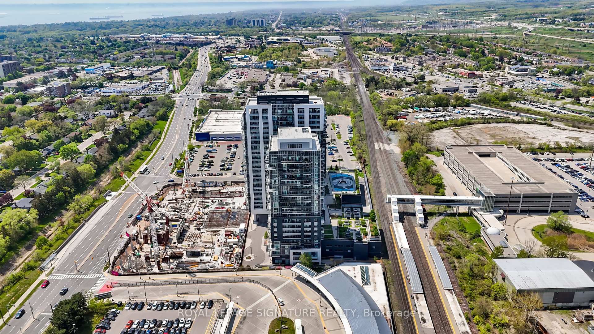 2 Bedrooms Condo at 2081 Fairview, Burlington For sale