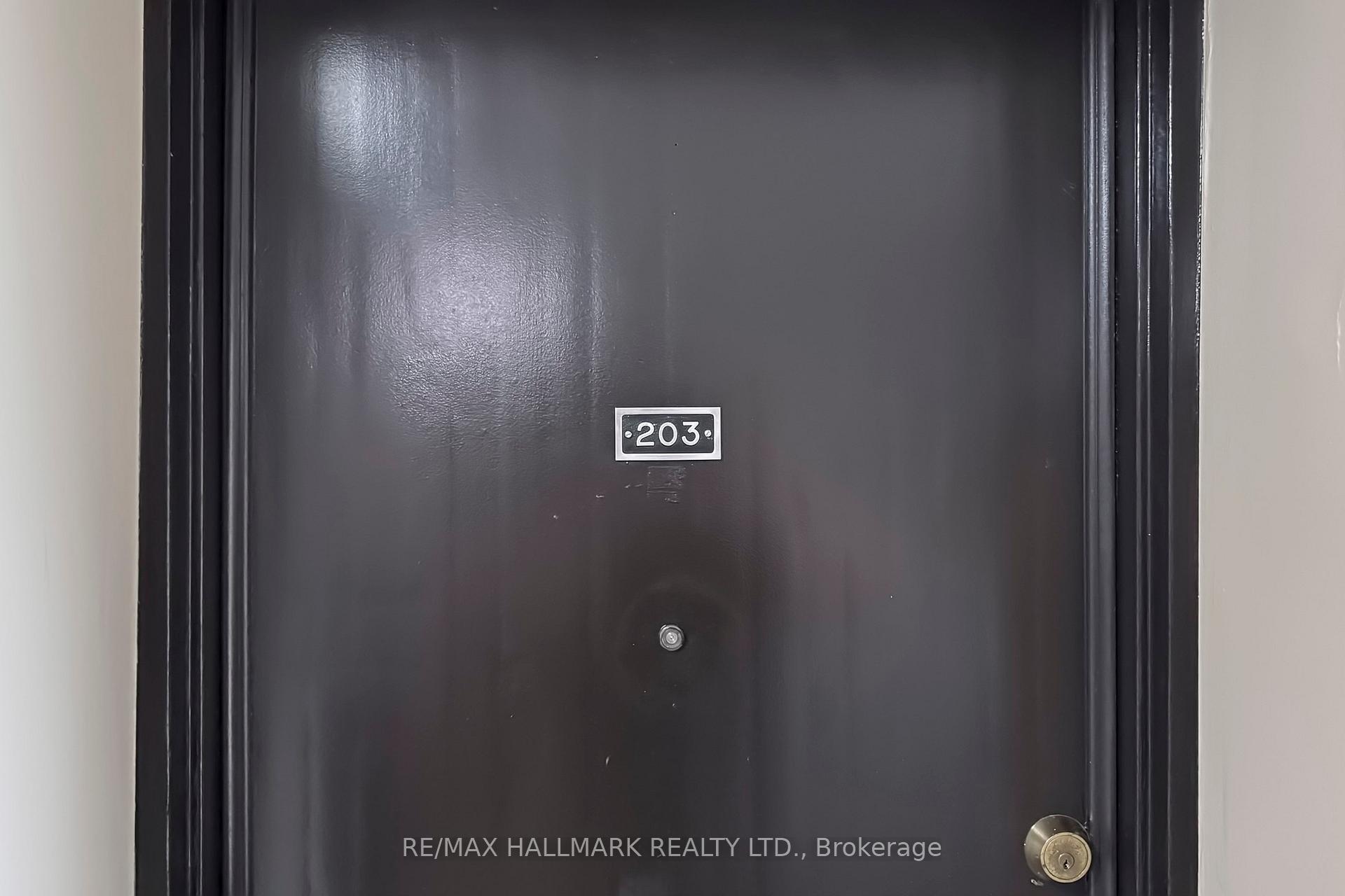 2 Bedrooms Condo at 50 Gulliver, Toronto For sale