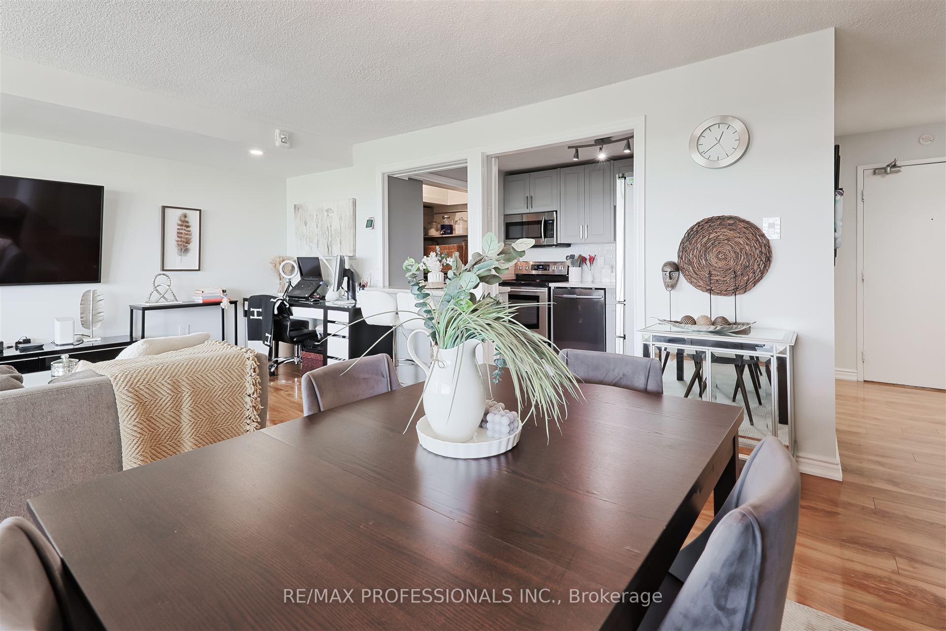 3 Bedrooms Condo at 475 The West Mall, Toronto For sale